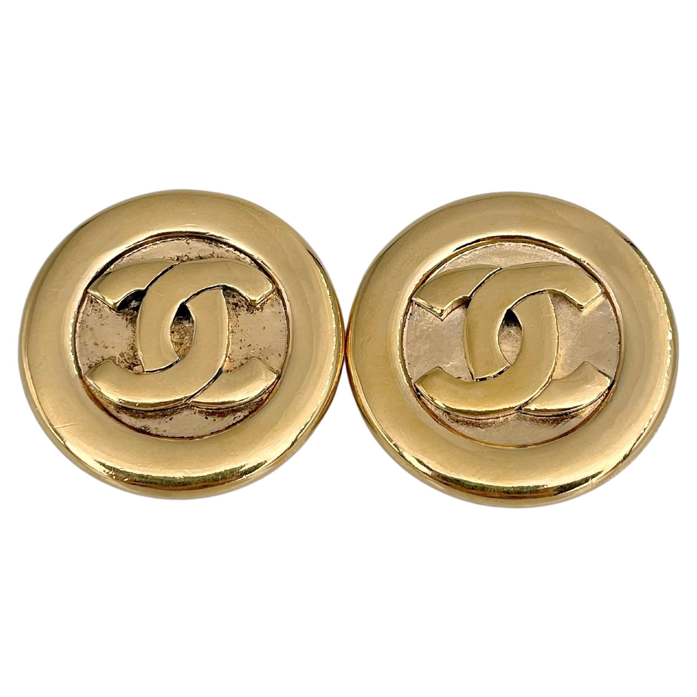 1980er Jahre Vintage Chanel Goldfarbene CC-Logo-Ohrclips mit rundem Clip