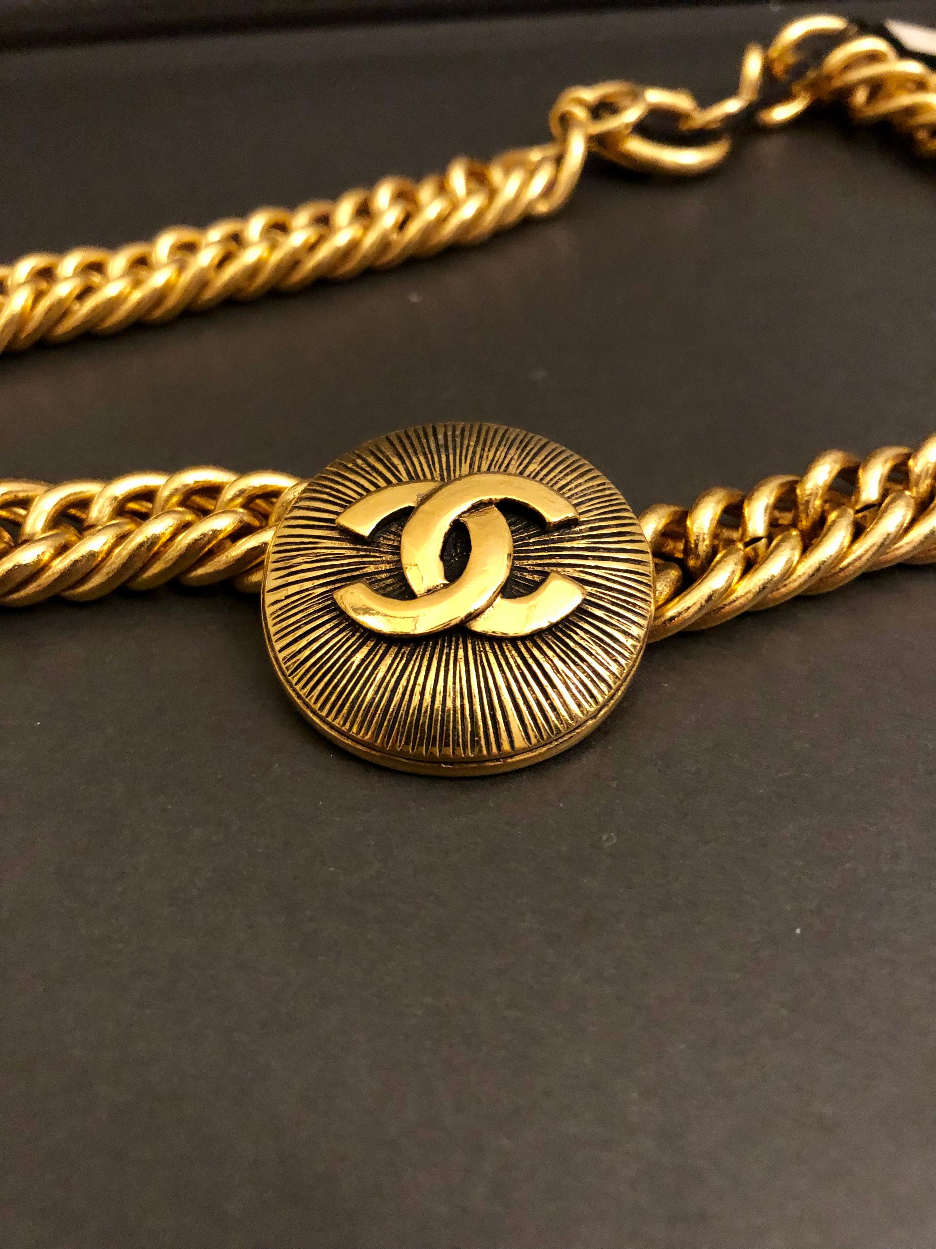 1980s Vintage CHANEL Gold Toned Cambon Short Chain Necklace  In Excellent Condition For Sale In Bangkok, TH