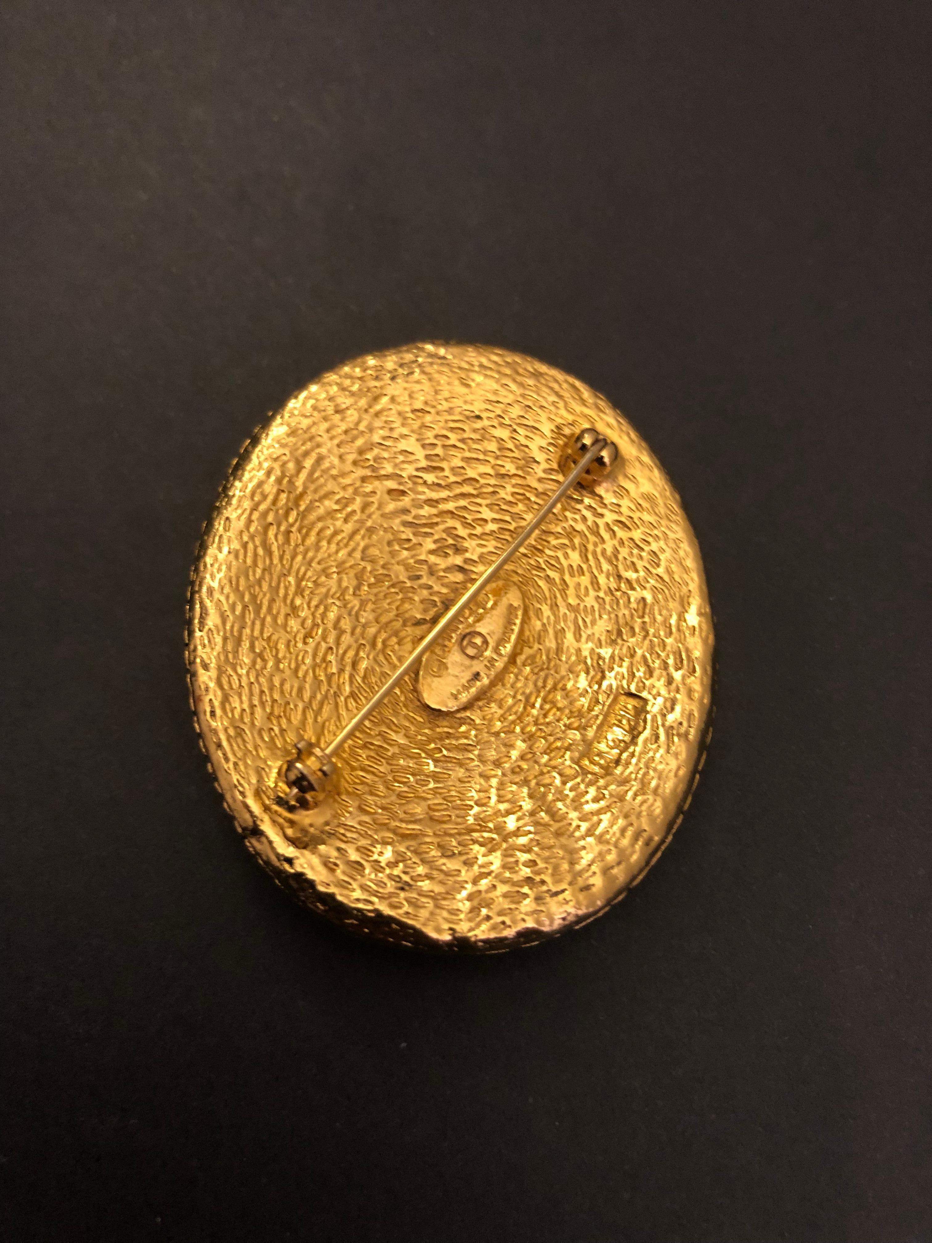 1980er Jahre Vintage CHANEL Gold getönte Engelsbrosche-Ohrclips-Set Damen im Angebot