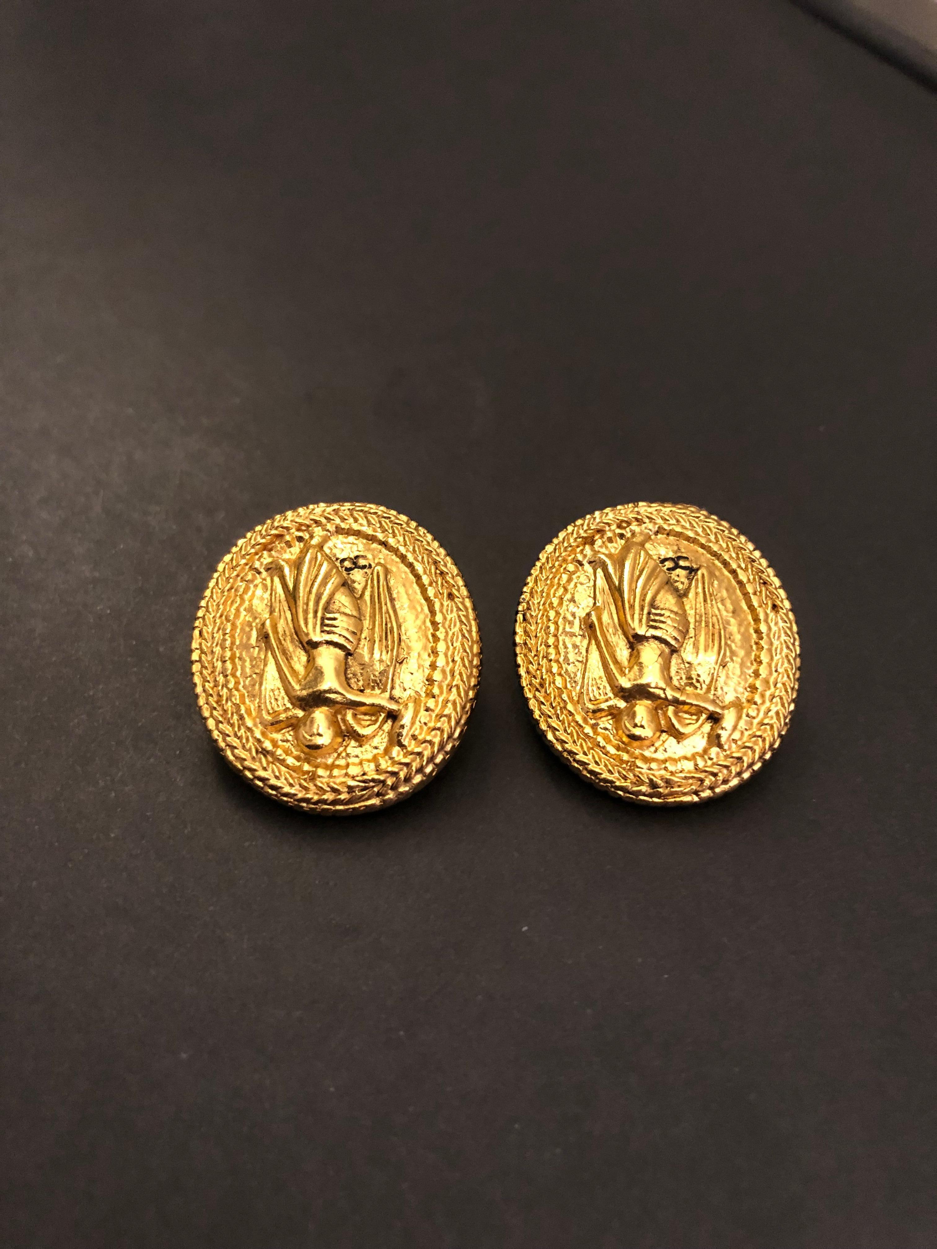 1980s Vintage CHANEL Gold Toned Angel Brooch Ear-Clips Set In Good Condition For Sale In Bangkok, TH