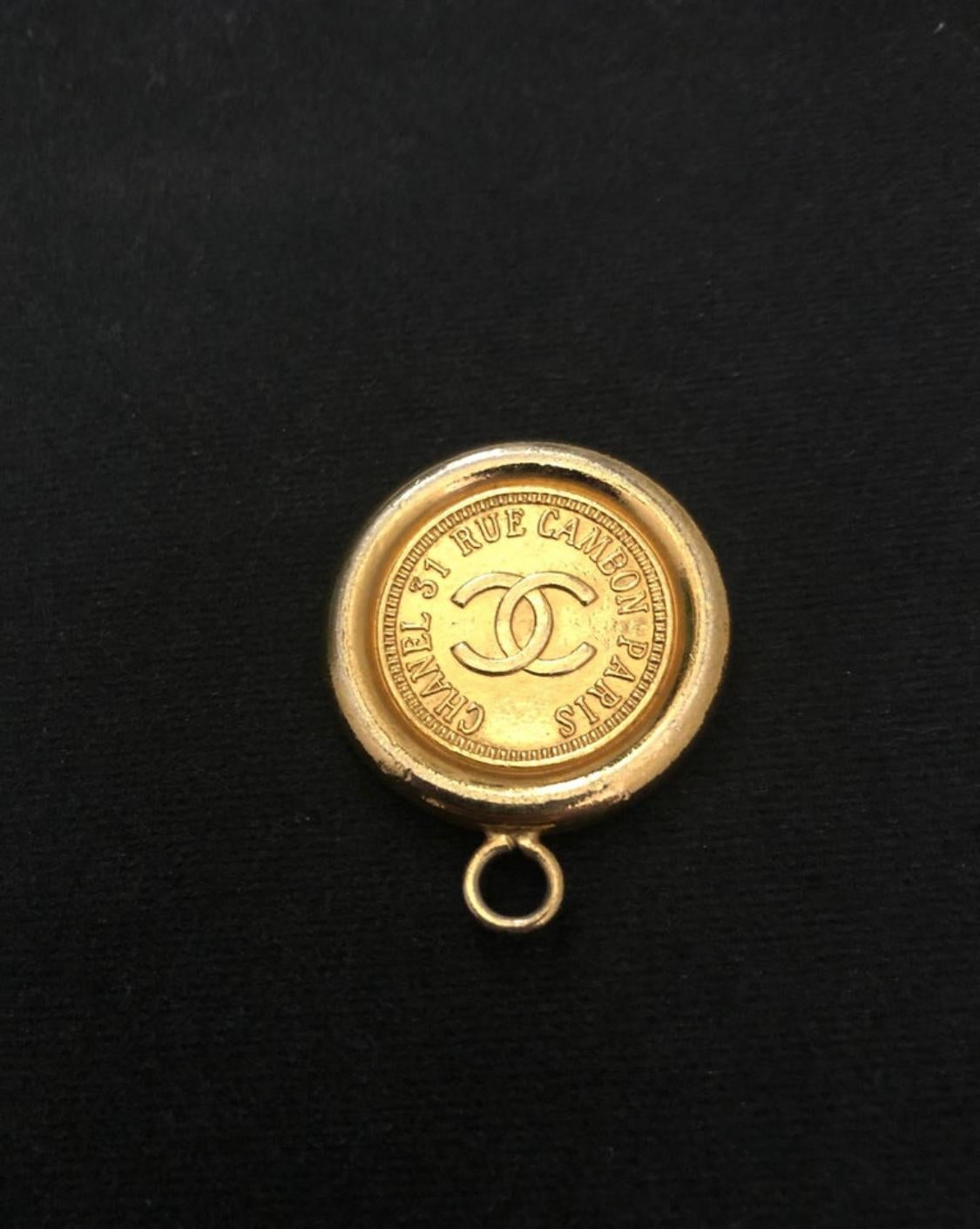 1980s Vintage CHANEL Monedas de Cambón Doradas Dije para Cinturón en Bueno estado para la venta en Bangkok, TH
