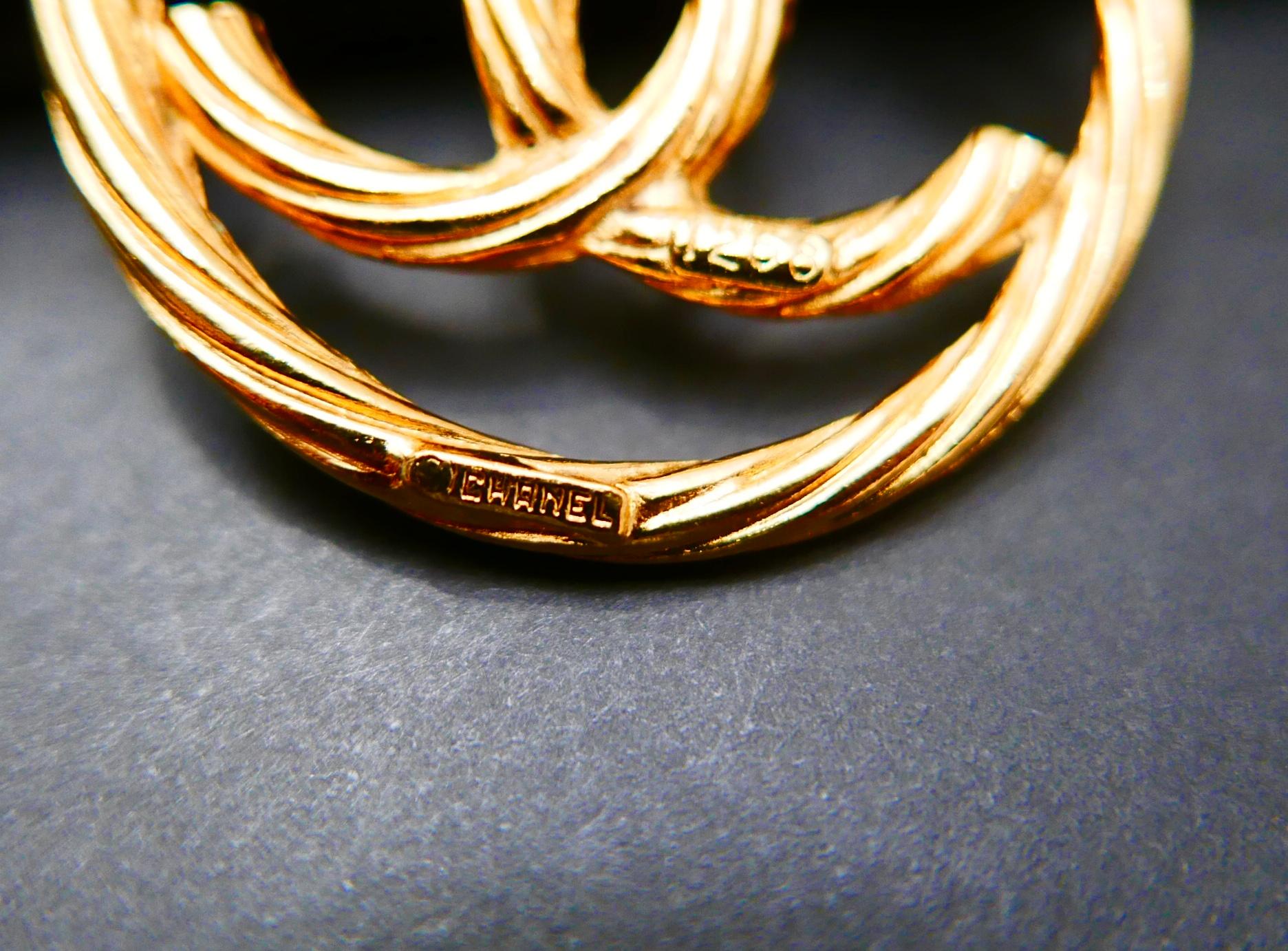 1980s Vintage CHANEL Gold Toned CC Brooch Rope Sling  For Sale 7