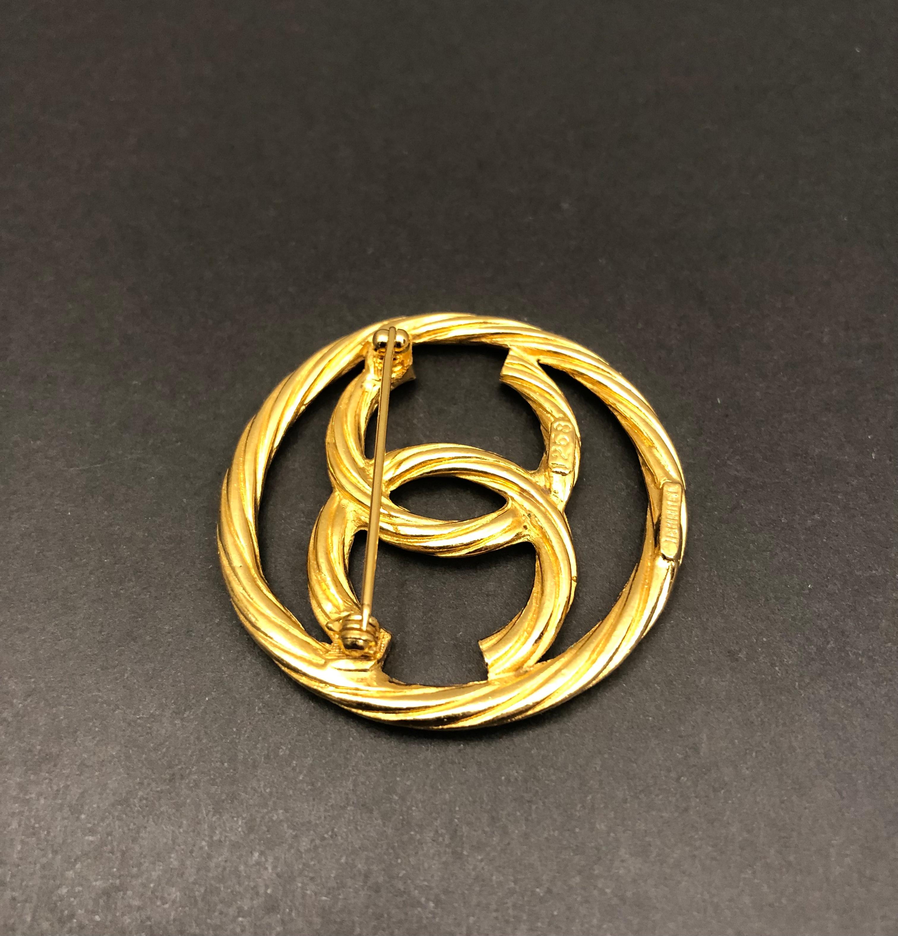 Women's or Men's 1980s Vintage CHANEL Gold Toned CC Brooch Rope Sling  For Sale