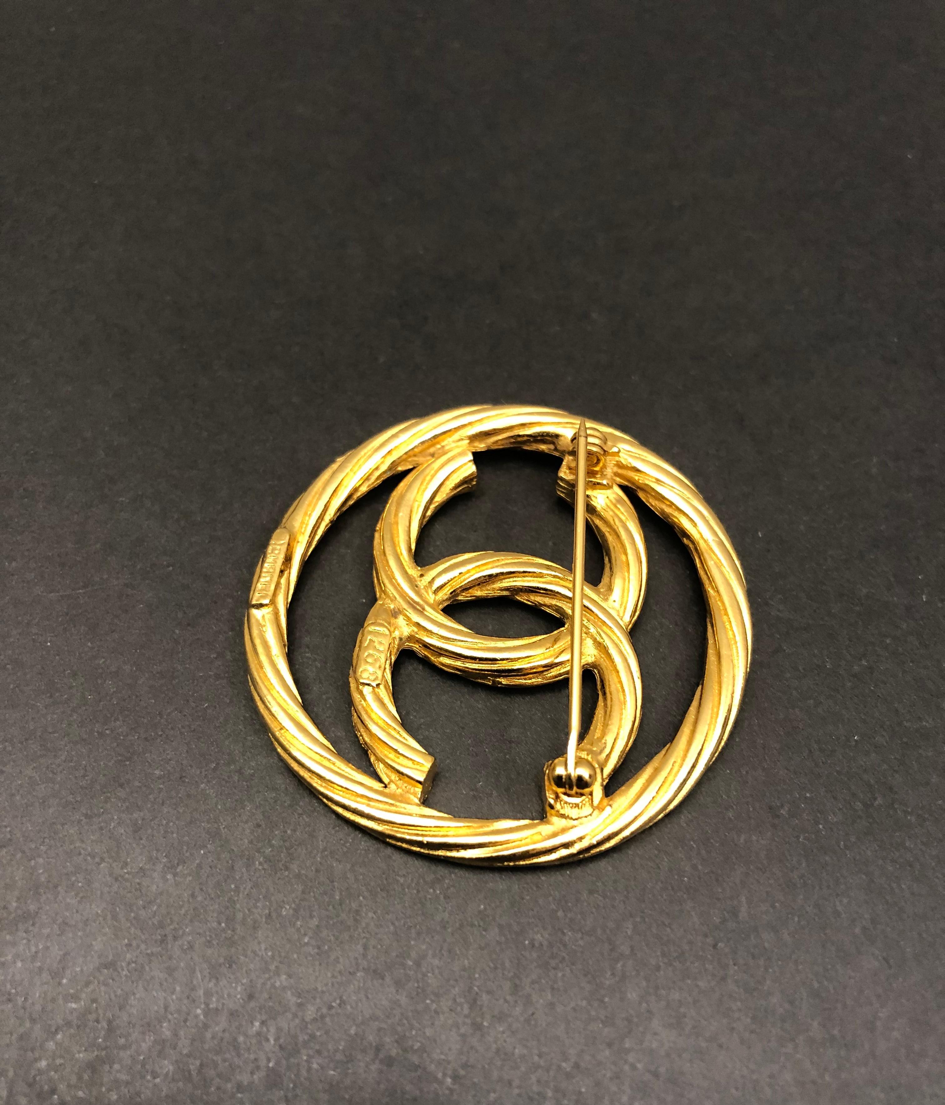1980s Vintage CHANEL Gold Toned CC Brooch Rope Sling  For Sale 1