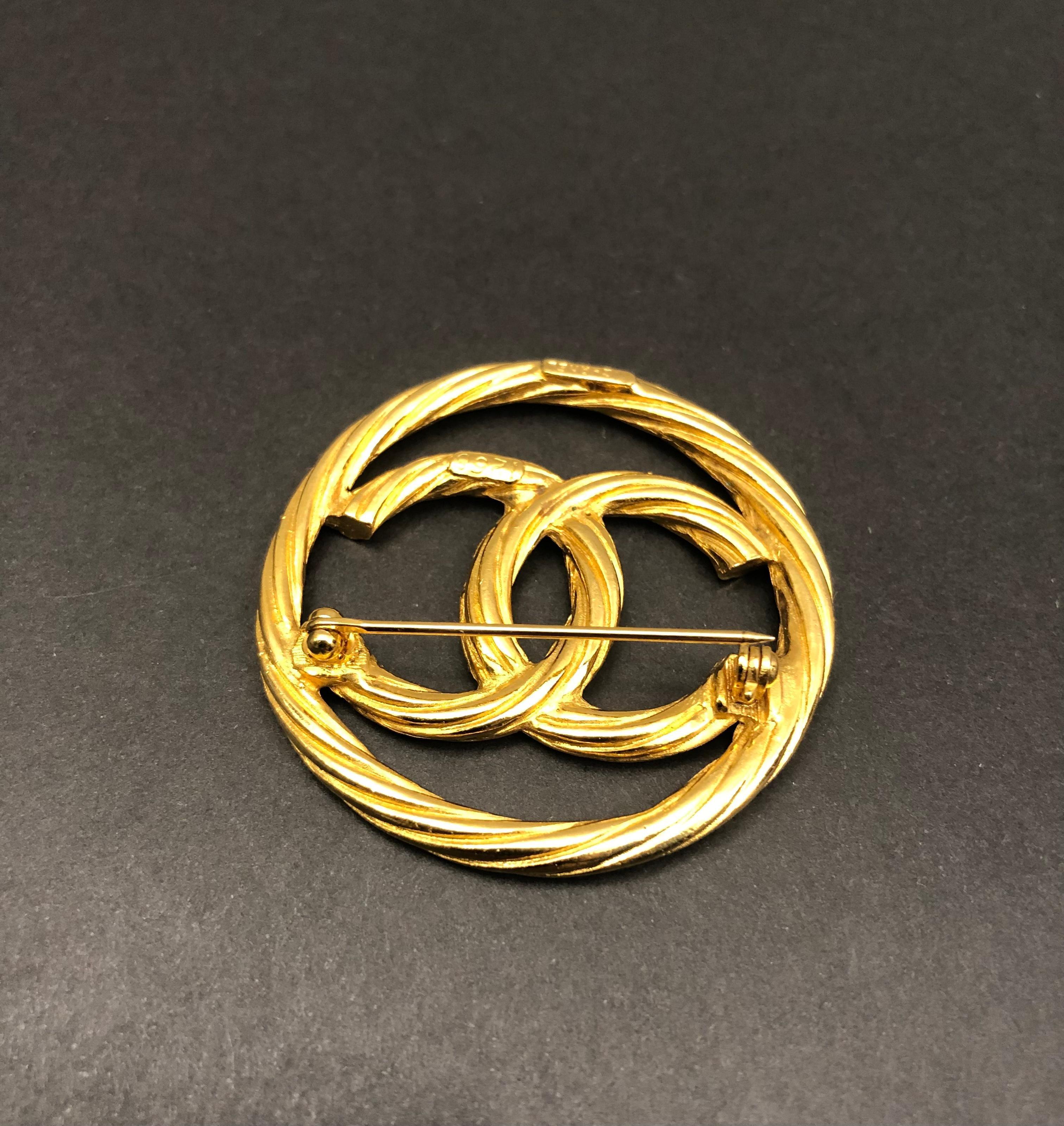 1980s Vintage CHANEL Gold Toned CC Brooch Rope Sling  For Sale 2