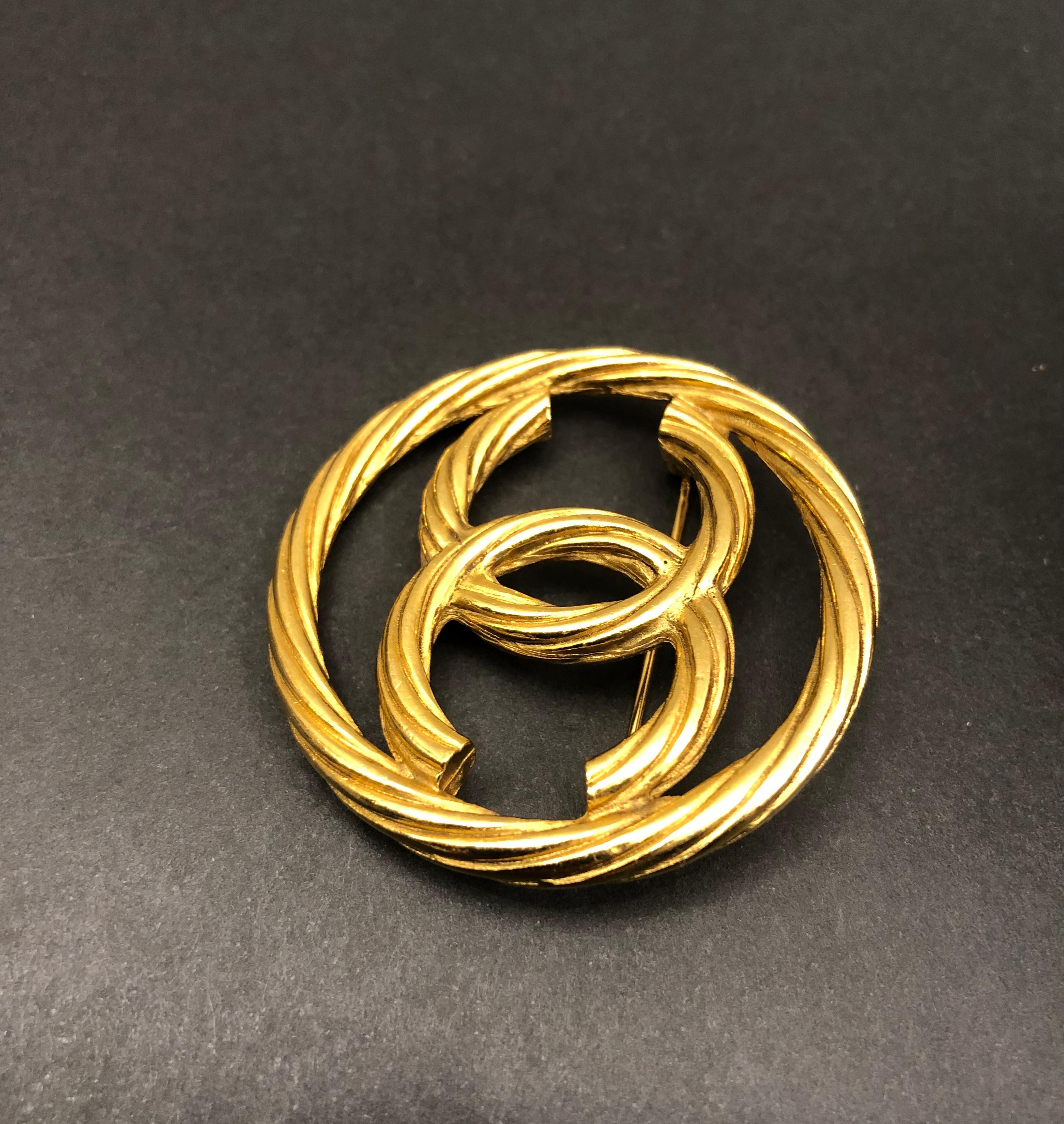 1980s Vintage CHANEL Gold Toned CC Brooch Rope Sling  For Sale 3