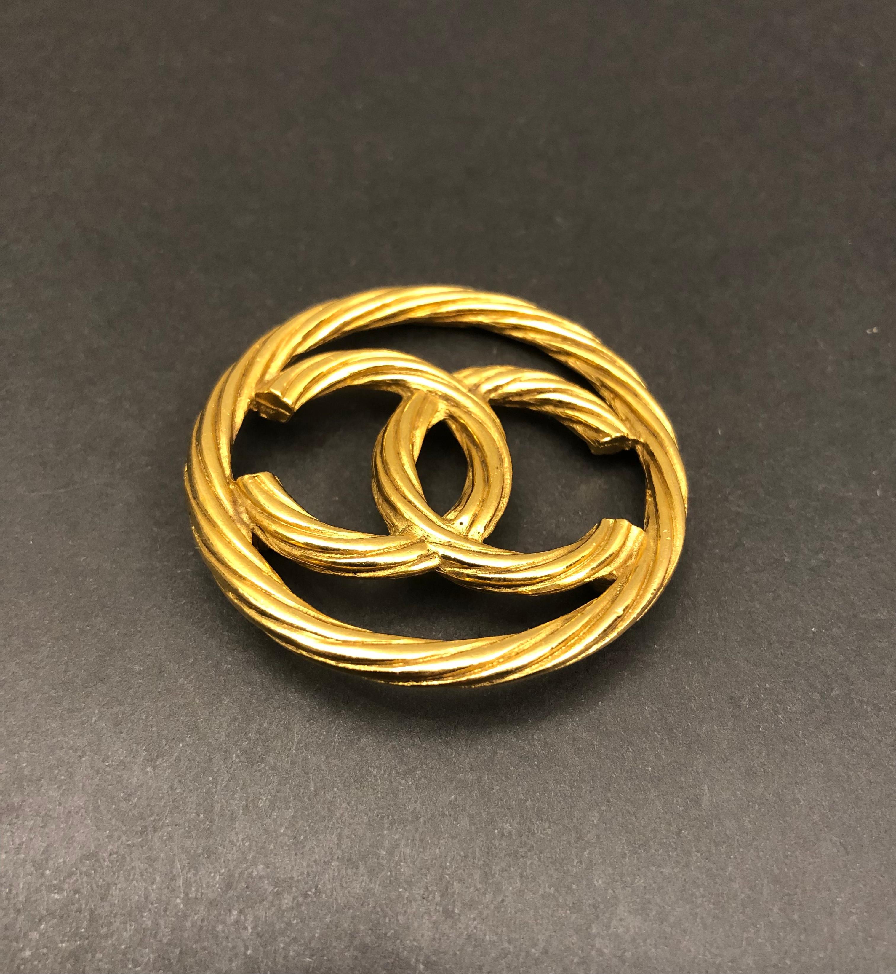 1980s Vintage CHANEL Gold Toned CC Brooch Rope Sling  For Sale 4