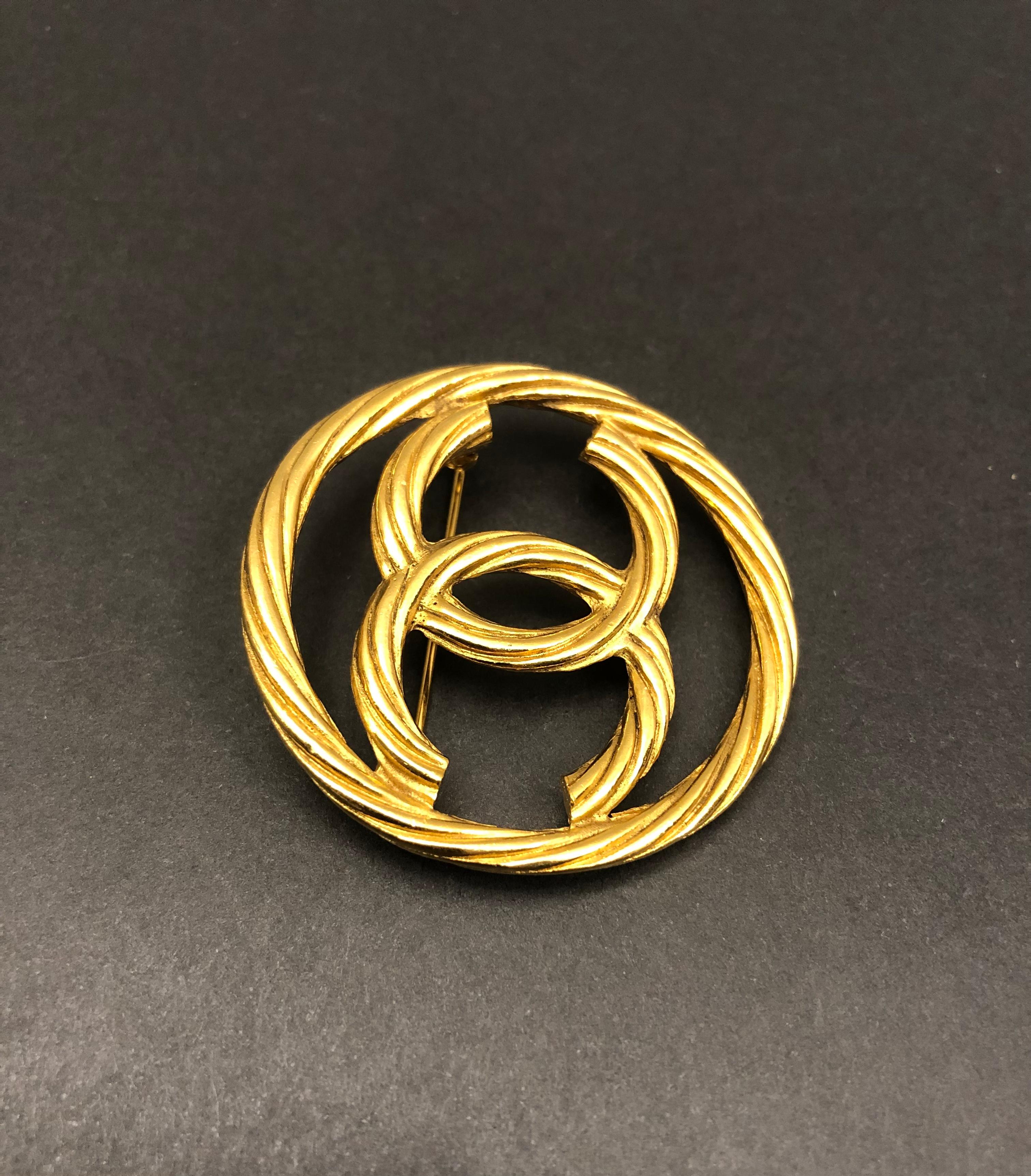 1980s Vintage CHANEL Gold Toned CC Brooch Rope Sling  For Sale 5