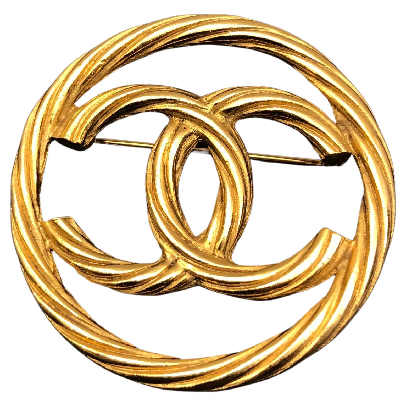 1980s Vintage CHANEL Gold Toned CC Brooch Rope Sling  For Sale