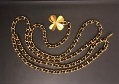 Vintage CHANEL Goldfarbener Kleeblattgürtel aus Leder mit Kette