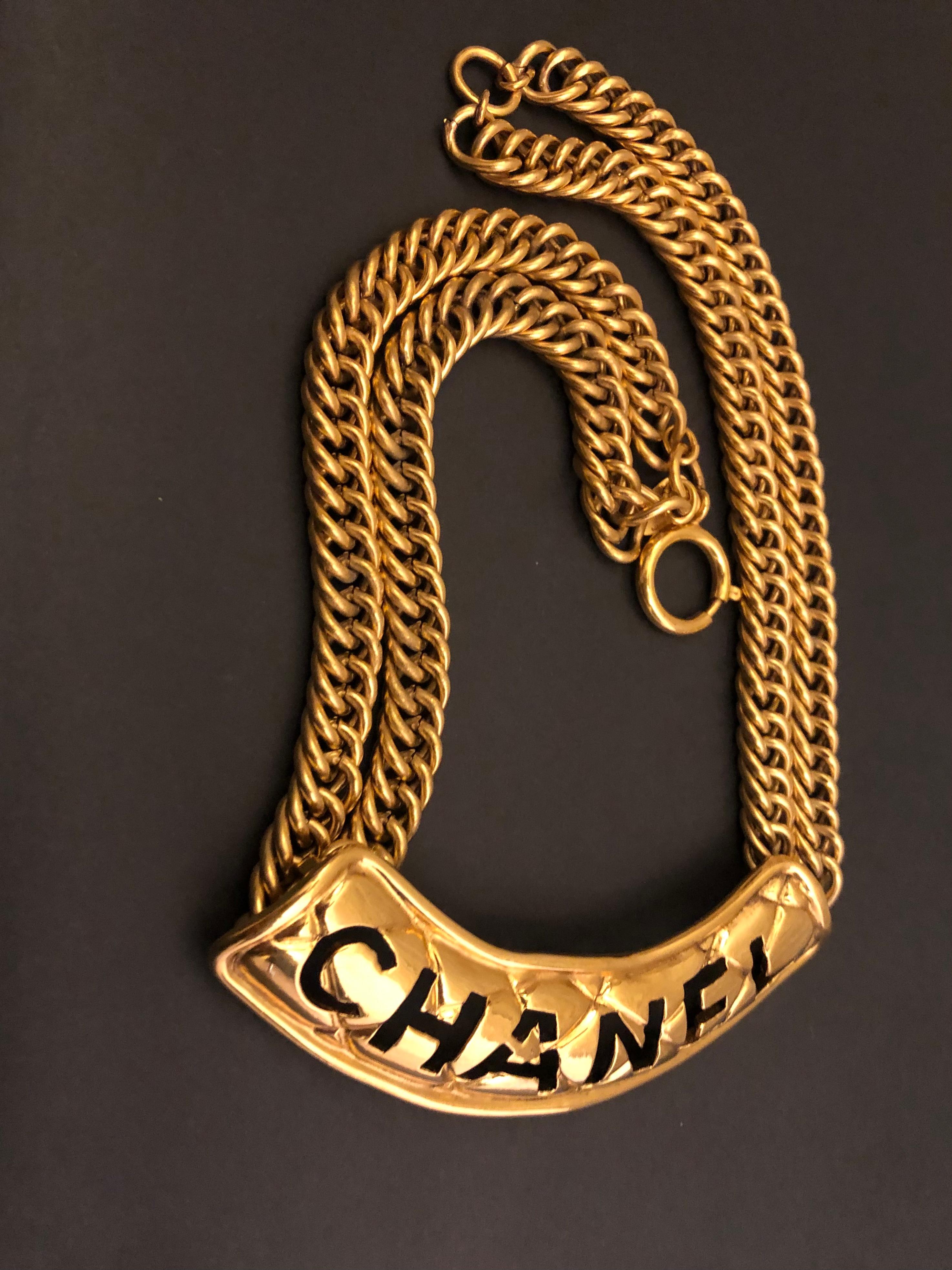 1980er Jahre Vintage CHANEL Gold getönte Buchstaben-Halskette mit Ausschnitt im Zustand „Gut“ im Angebot in Bangkok, TH