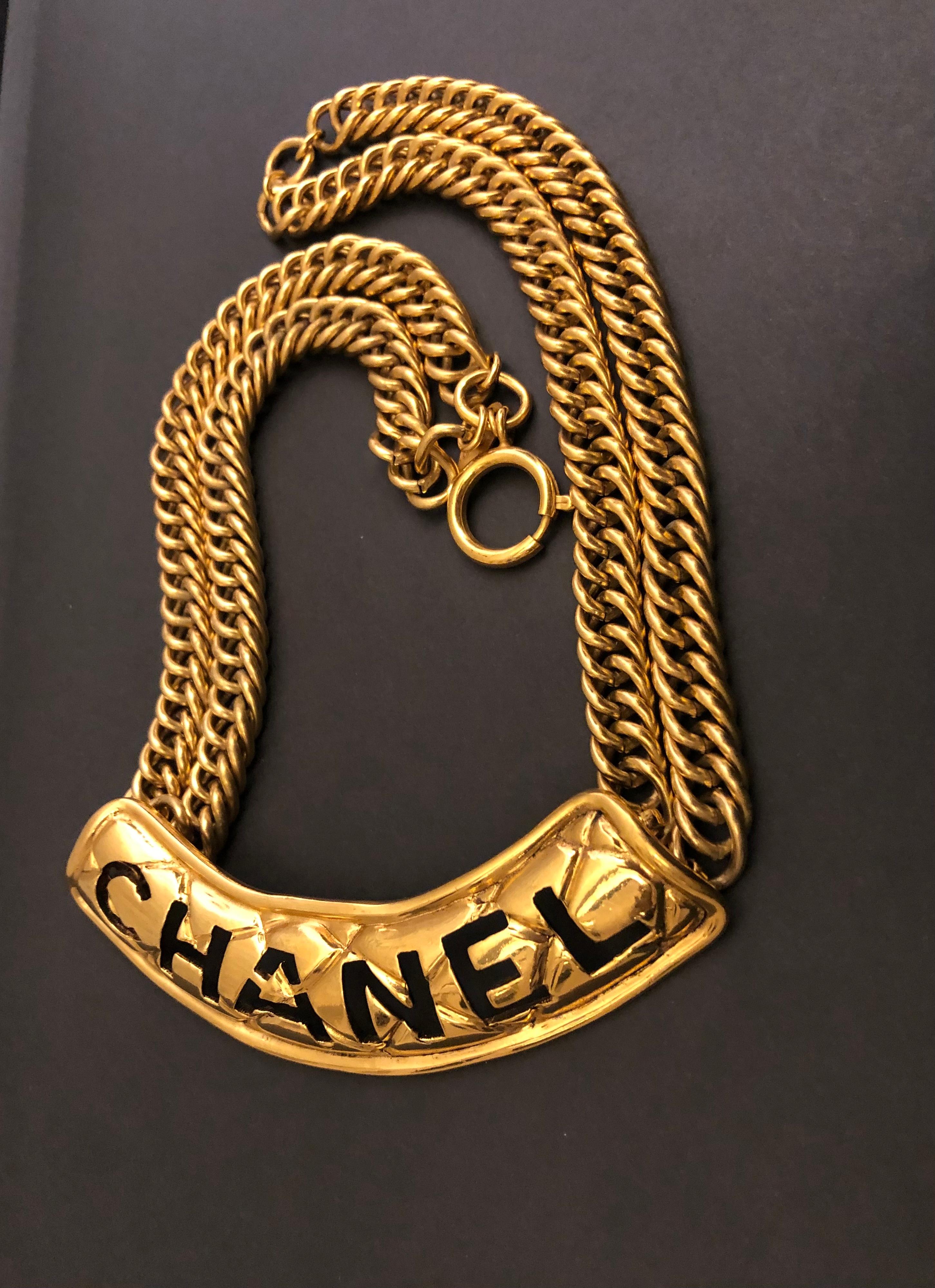 1980er Jahre Vintage CHANEL Gold getönte Buchstaben-Halskette mit Ausschnitt Damen im Angebot