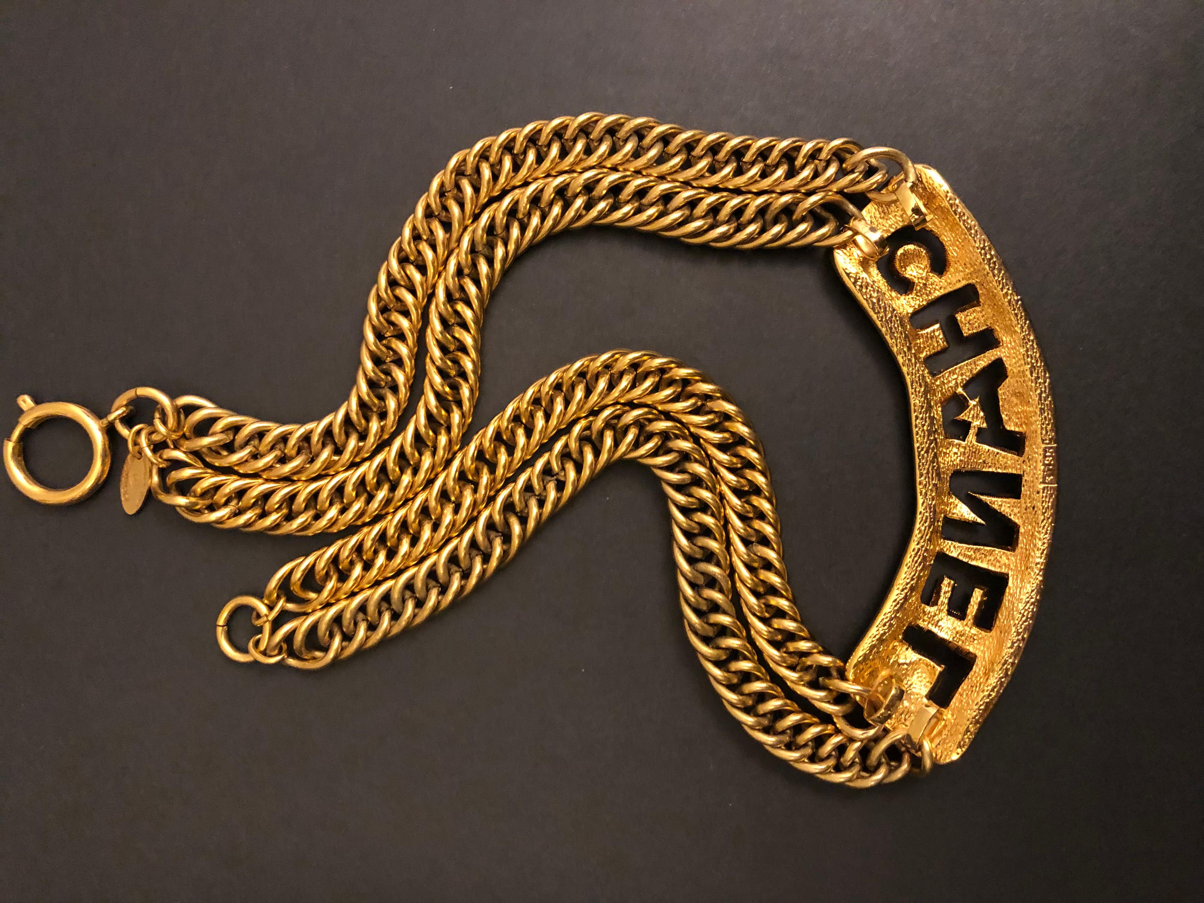 1980er Jahre Vintage CHANEL Gold getönte Buchstaben-Halskette mit Ausschnitt im Angebot 1