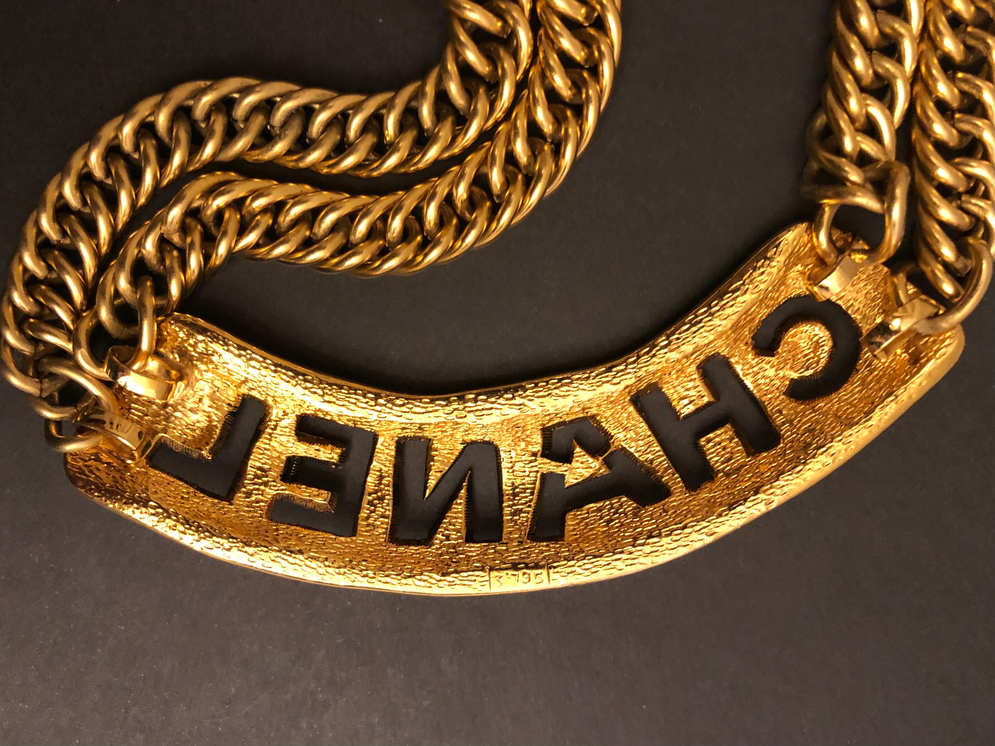 1980s Vintage CHANEL Gold Toned Cut Out Letter Chain Necklace In Good Condition For Sale In Bangkok, TH