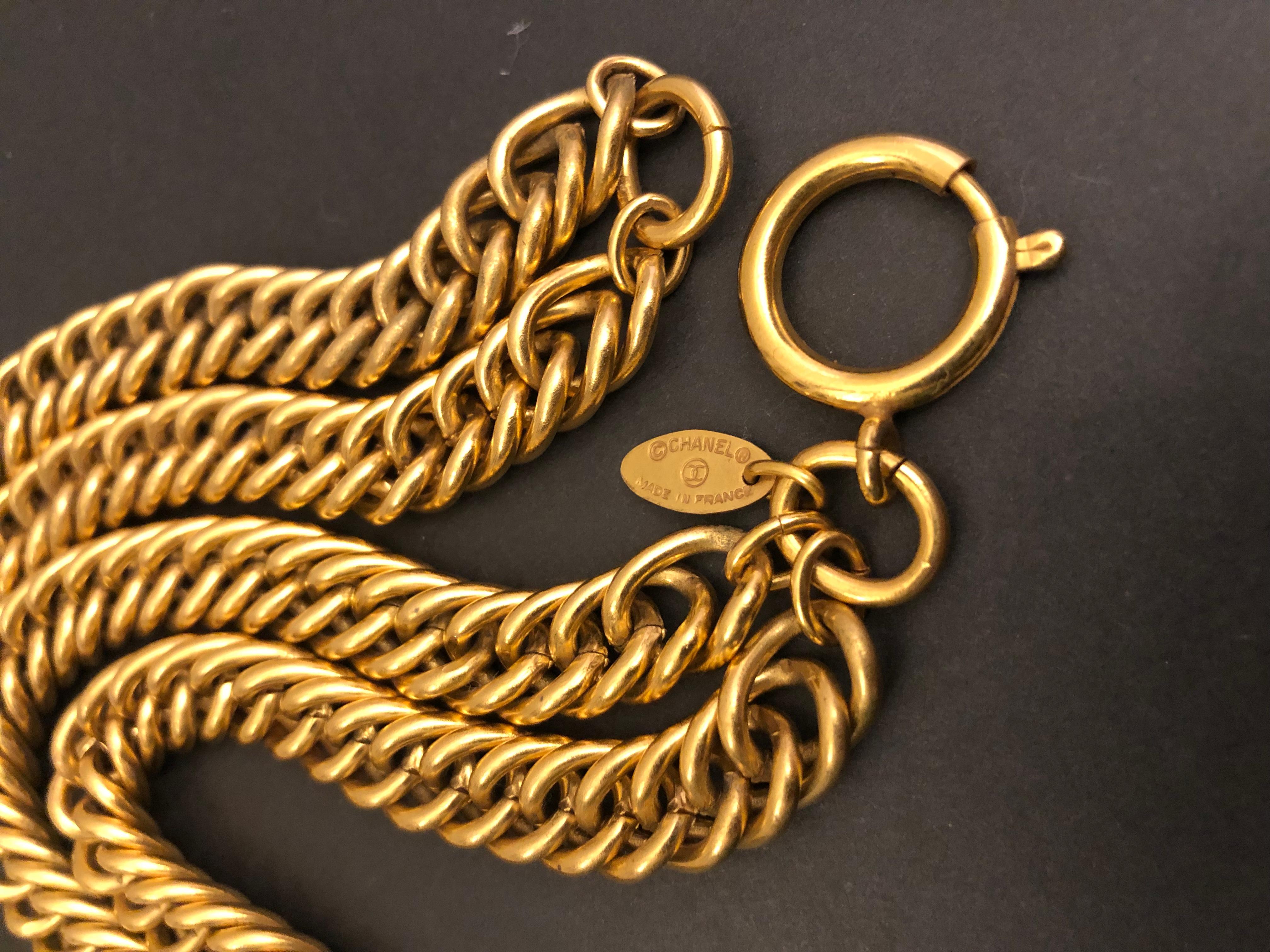 1980er Jahre Vintage CHANEL Gold getönte Buchstaben-Halskette mit Ausschnitt im Angebot 3