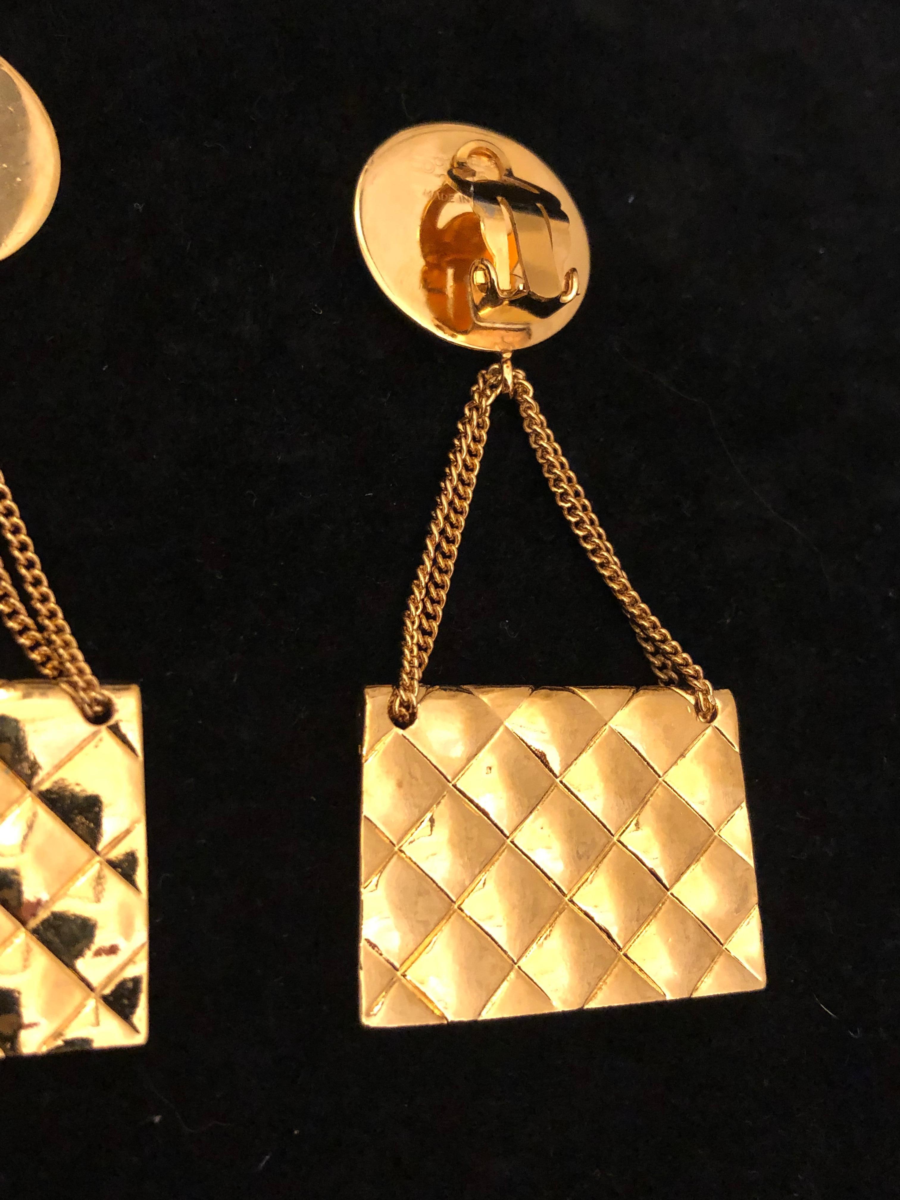 1980s Vintage Chanel Gold Toned Quilted Flap Bag Dangle Clip On Earrings  In Excellent Condition In Bangkok, TH