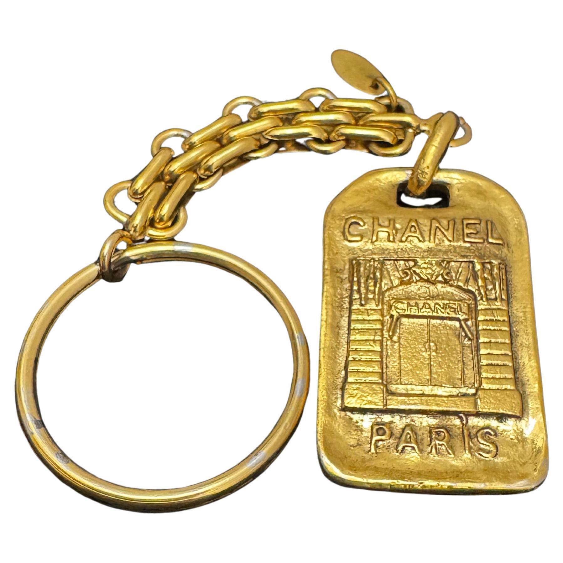 Femenino o masculino 1980s Vintage CHANEL Llavero Puerta Principal Paris Tono Oro en venta