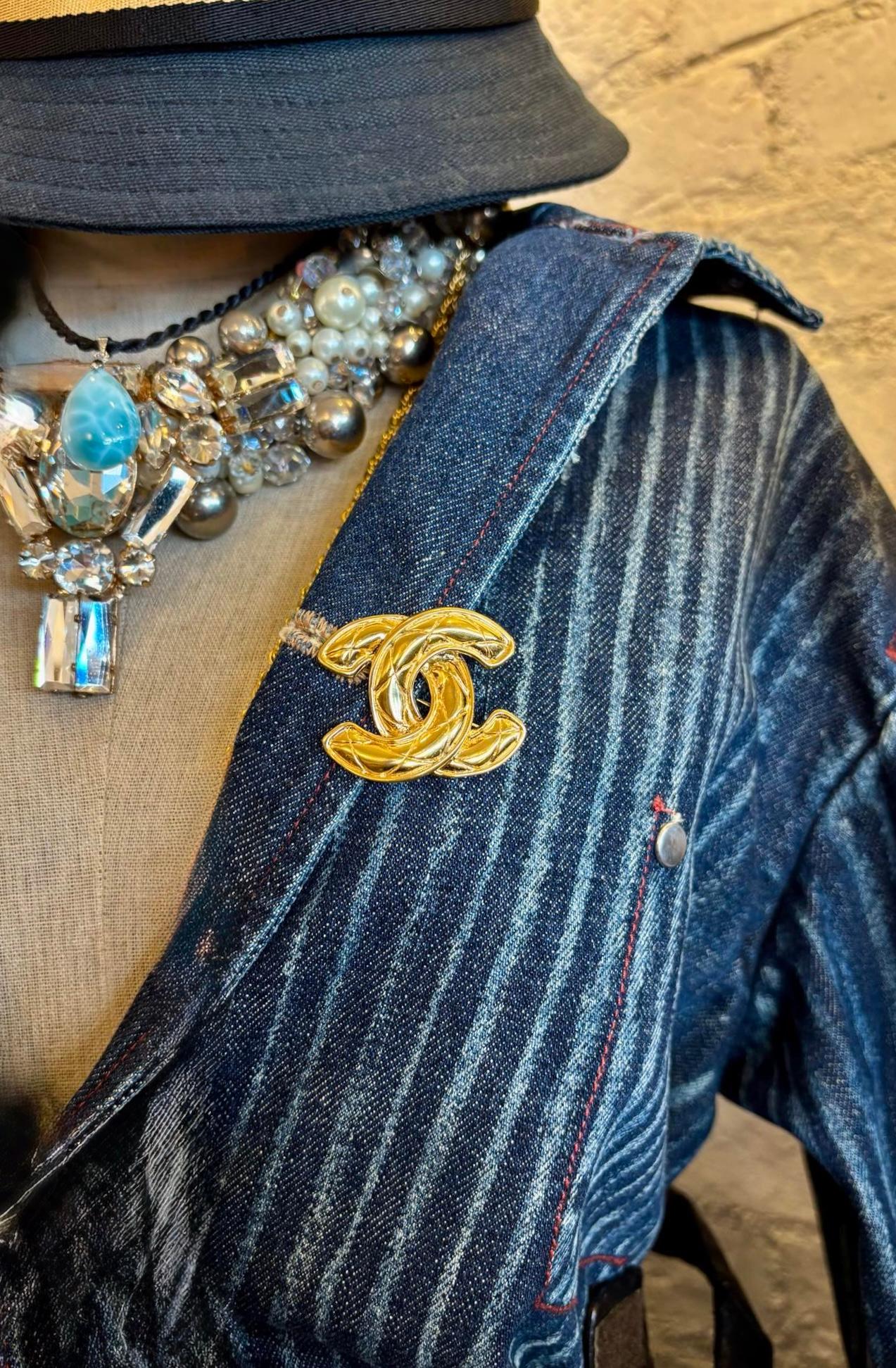 This vintage CHANEL brooch is crafted of gold plated in diamond quilted CC logo. Stamped CHANEL made in France. Measures approximately 3.9 x 3.3 cm. Comes with box. 

Condition - Generally in good vintage condition with minor tarnish consistent with