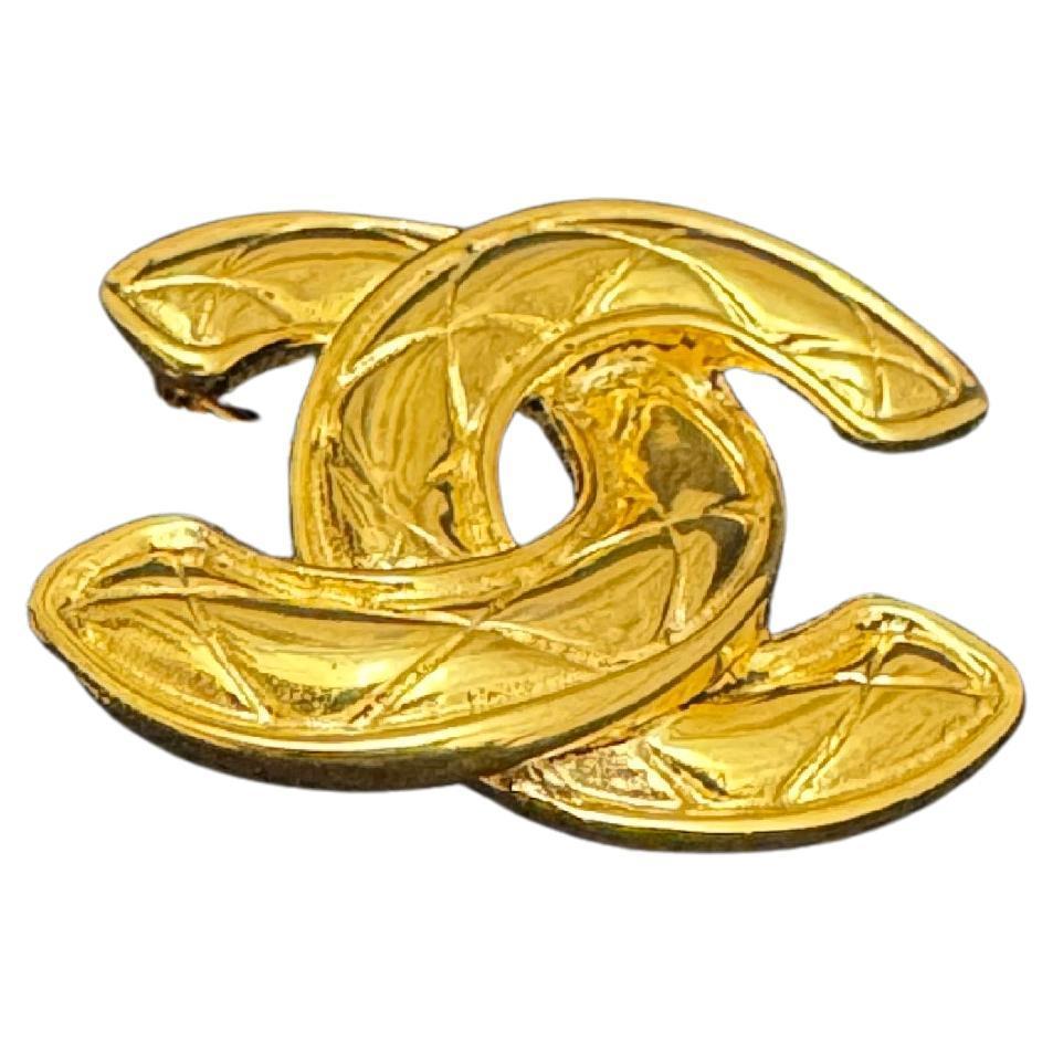 1980s Vintage CHANEL Gold Toned Quilted CC Brooch Small In Good Condition For Sale In Bangkok, TH