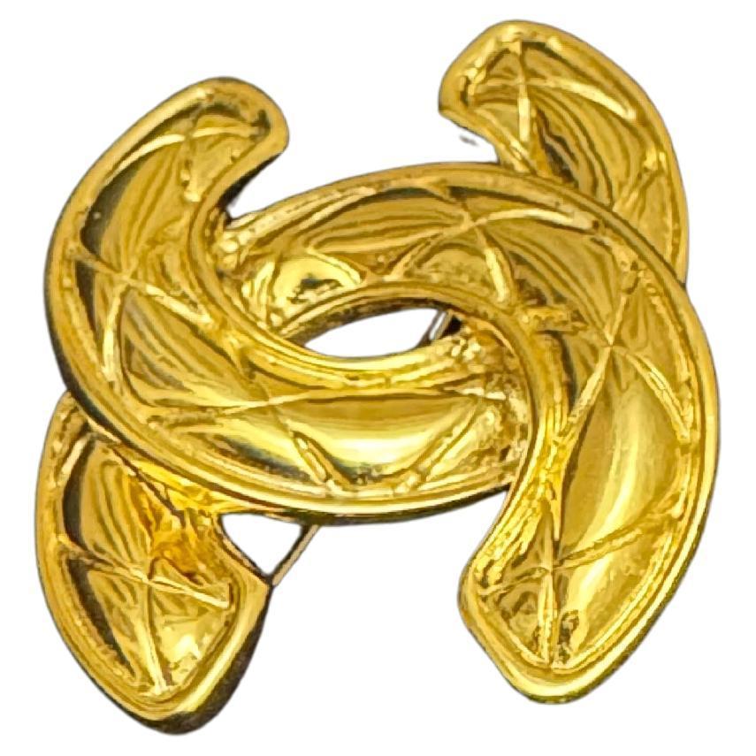 1980s Vintage CHANEL Gold Toned Quilted CC Brooch Small For Sale 1