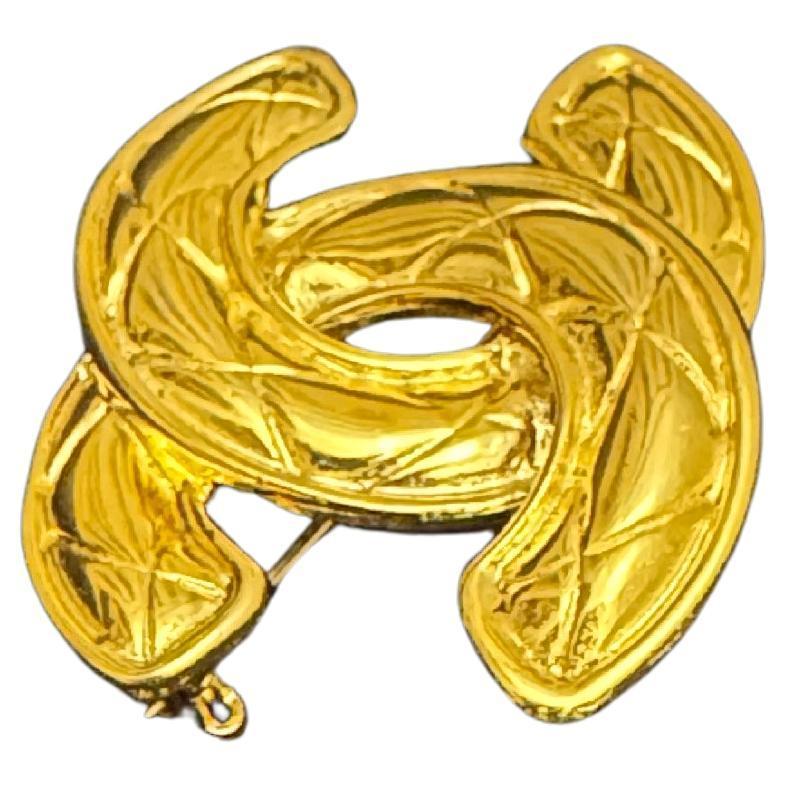 1980s Vintage CHANEL Gold Toned Quilted CC Brooch Small For Sale 2