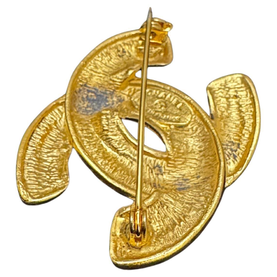 1980s Vintage CHANEL Gold Toned Quilted CC Brooch Small For Sale 4