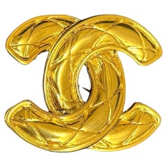 CHANEL Broche CC matelassée dorée vintage des années 1980