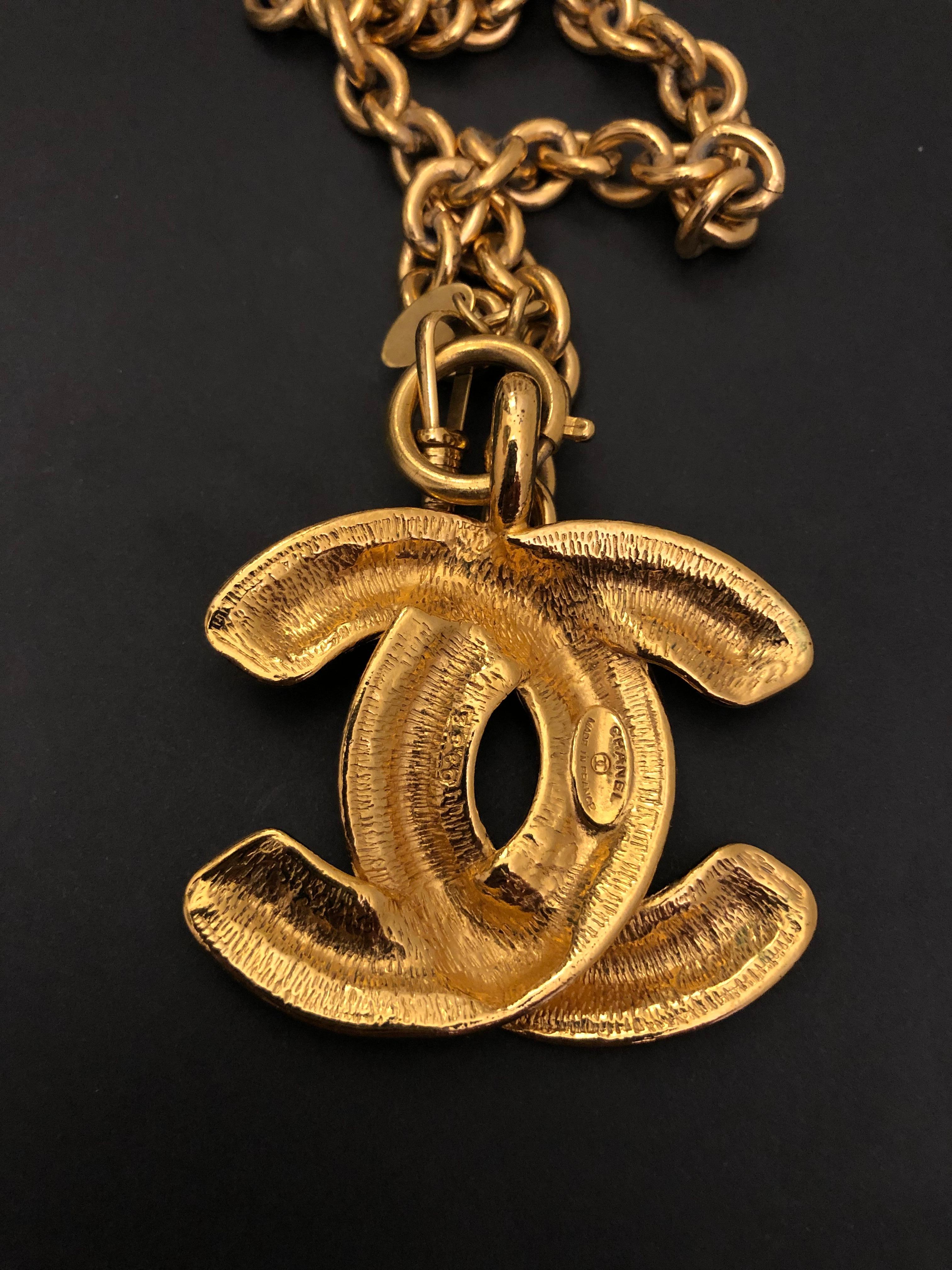 1980s Vintage CHANEL Gold Toned Quilted CC Chain Necklace Large For Sale 3