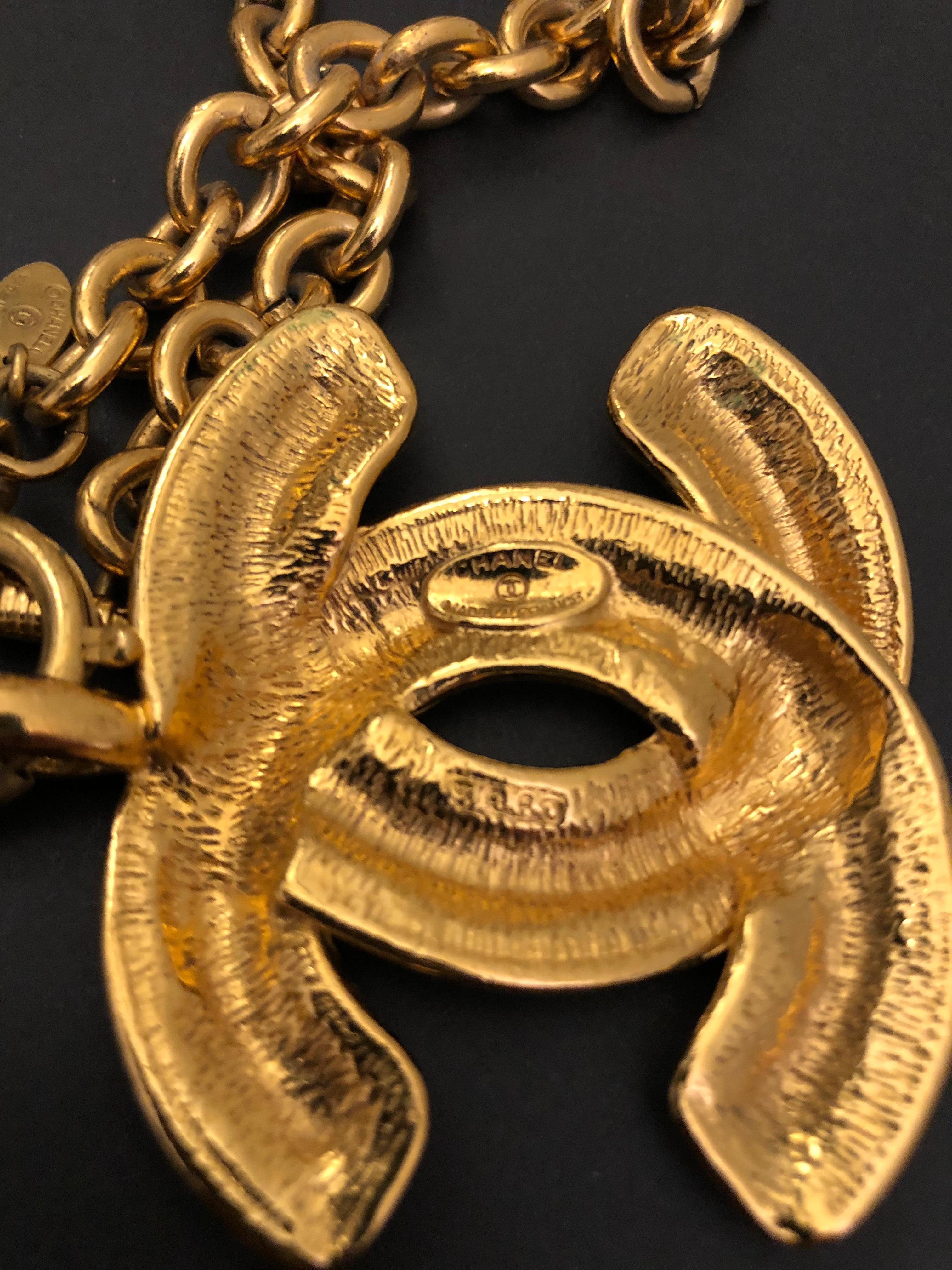 1980s Vintage CHANEL Gold Toned Quilted CC Chain Necklace Large For Sale 4