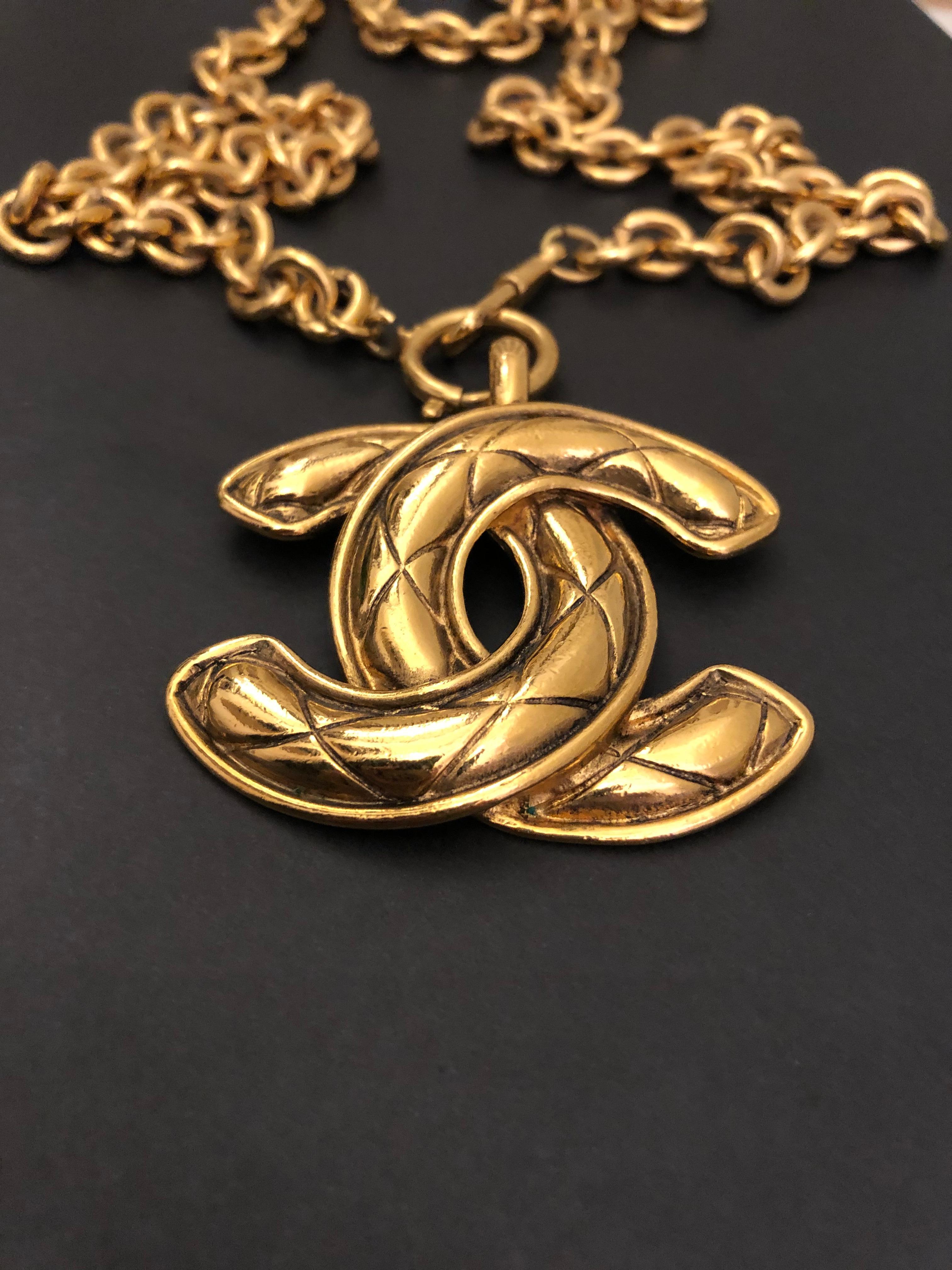 1980s Vintage CHANEL Gold Toned Quilted CC Chain Necklace Large In Excellent Condition For Sale In Bangkok, TH