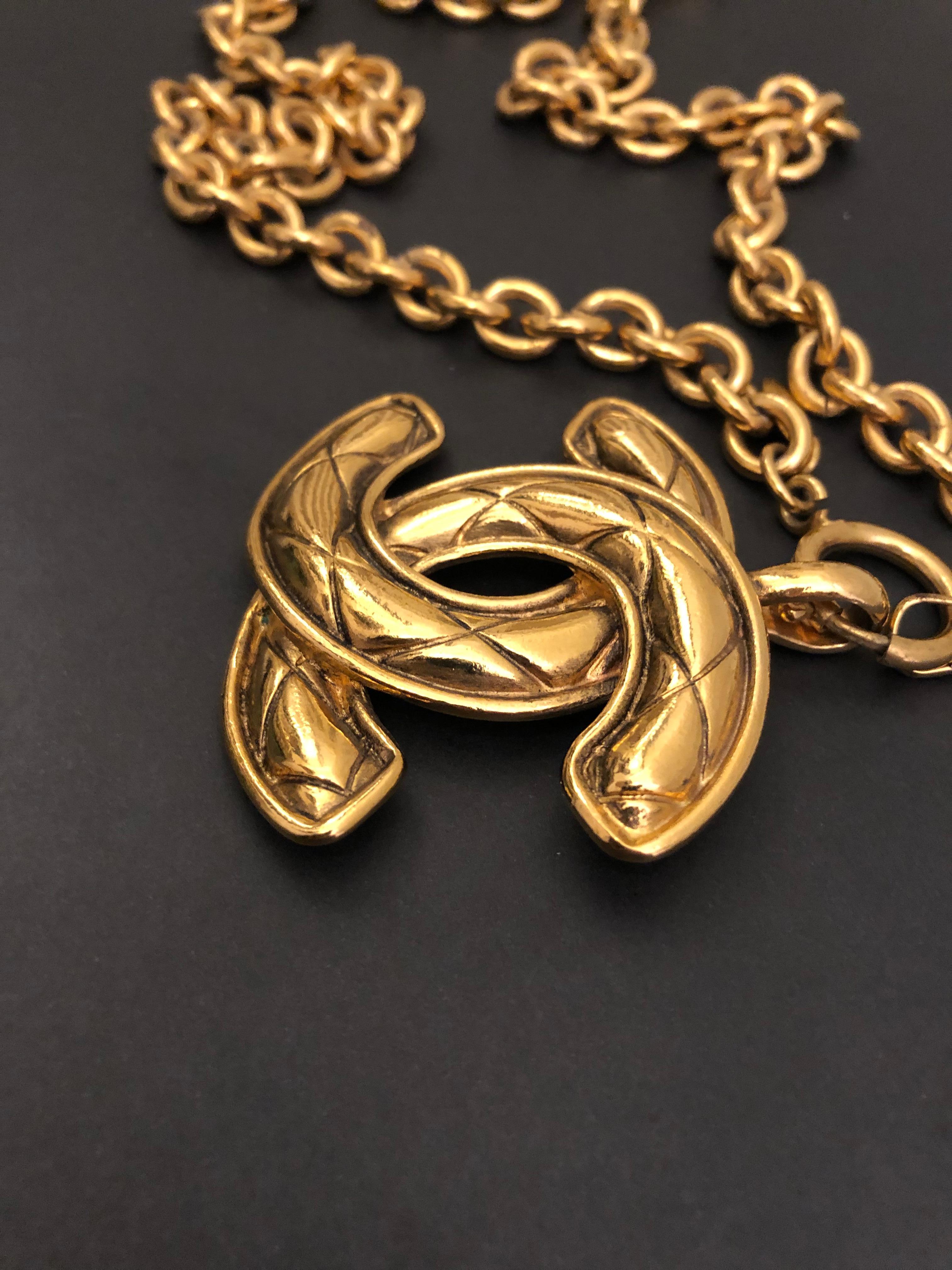 Women's or Men's 1980s Vintage CHANEL Gold Toned Quilted CC Chain Necklace Large For Sale