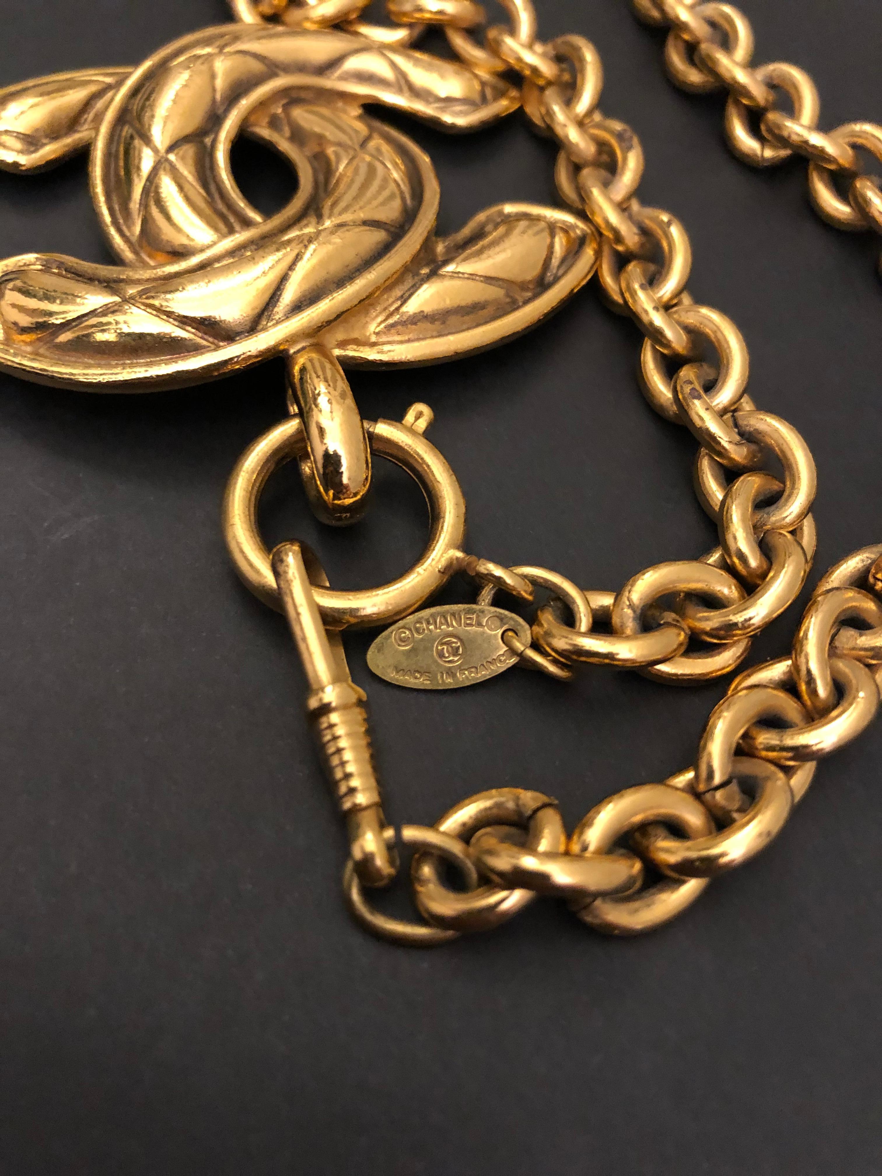 1980s Vintage CHANEL Gold Toned Quilted CC Chain Necklace Large For Sale 1