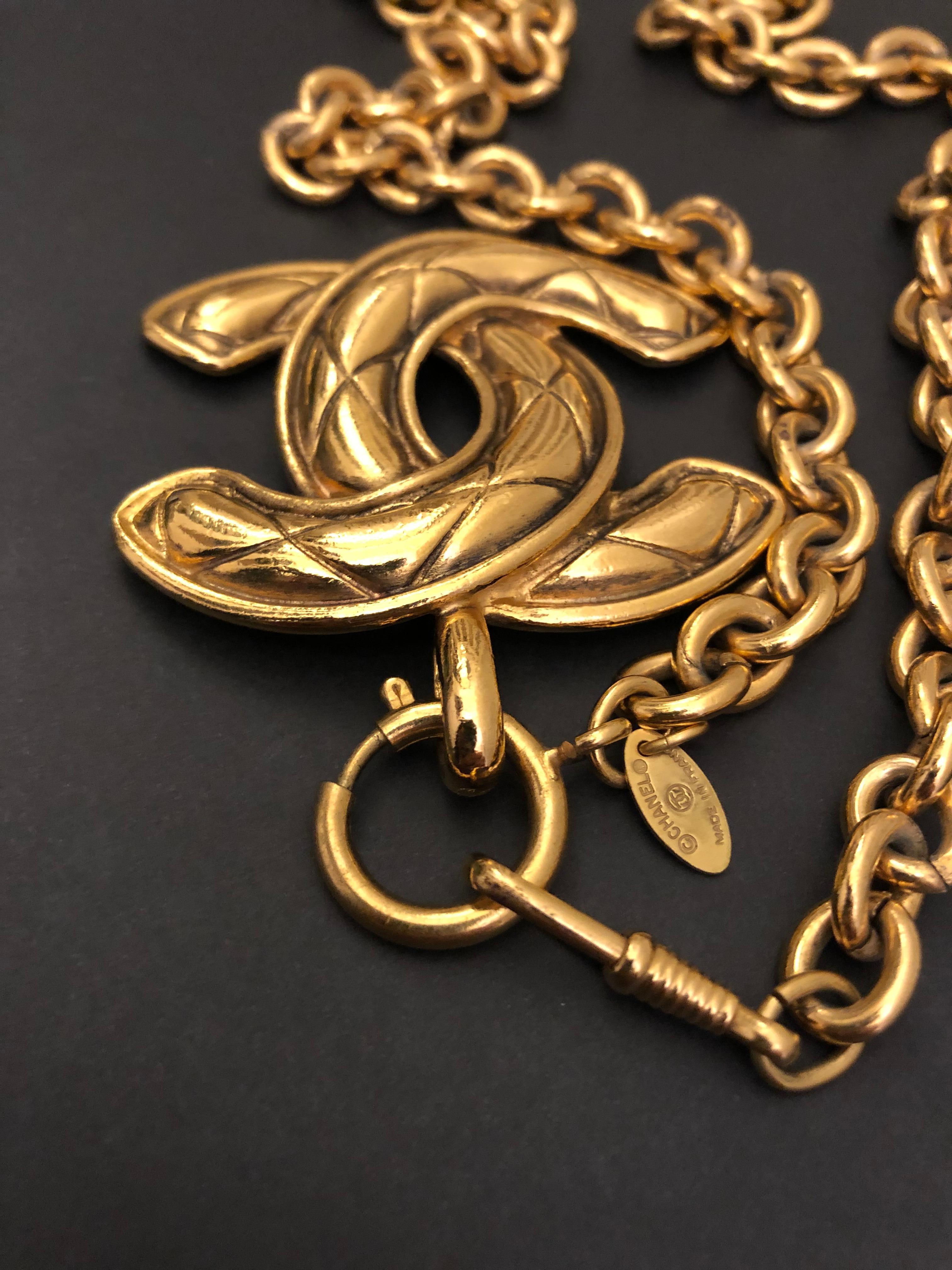 1980s Vintage CHANEL Gold Toned Quilted CC Chain Necklace Large For Sale 2