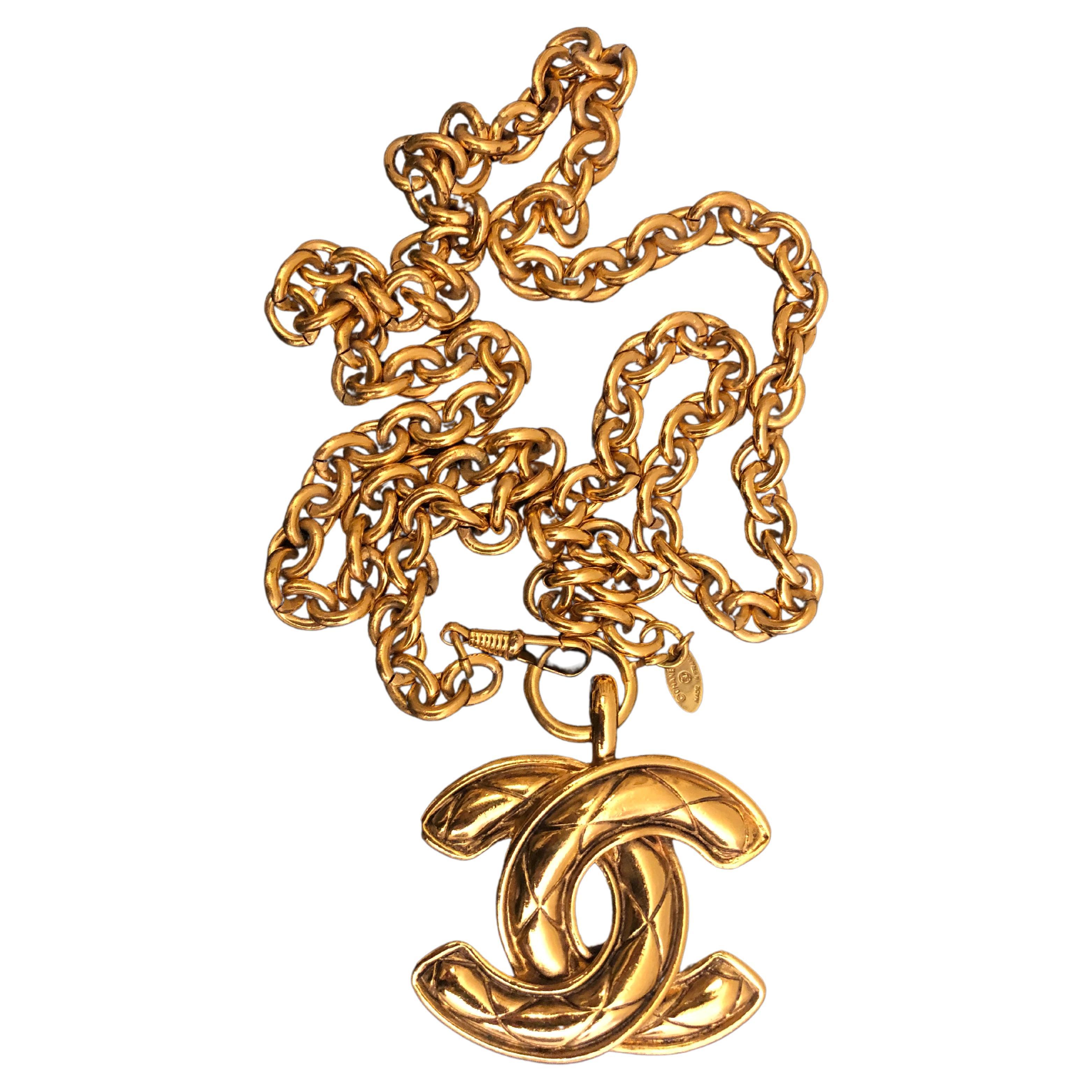 1980er Jahre Vintage CHANEL Gold getönte gesteppte CC Kette Halskette Groß