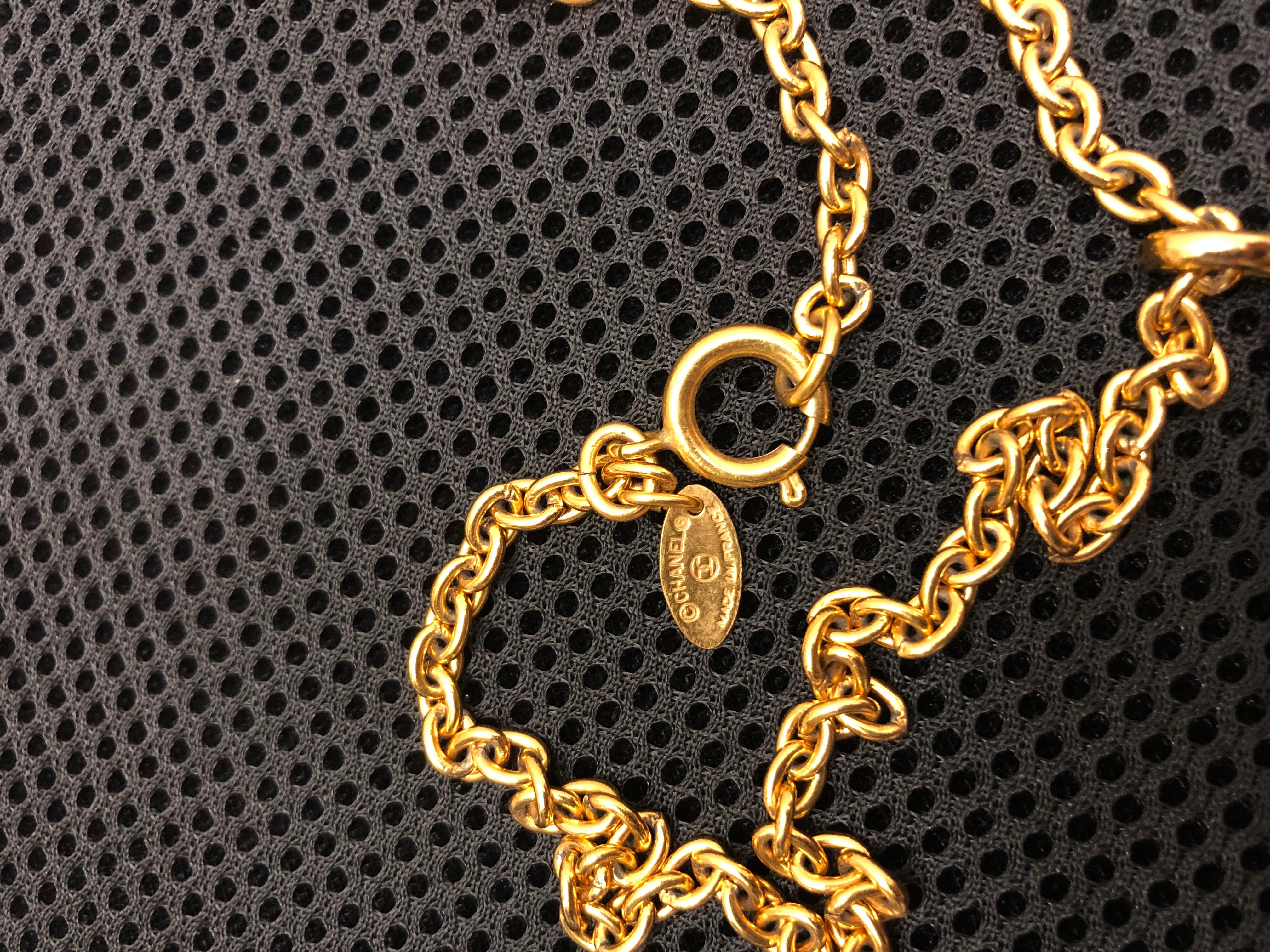 1980s Vintage CHANEL Gold Toned Quilted CC Chain Necklace Small  In Excellent Condition For Sale In Bangkok, TH