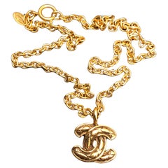 1980er Jahre Vintage CHANEL Gold getönten gesteppten CC Kette Halskette klein 