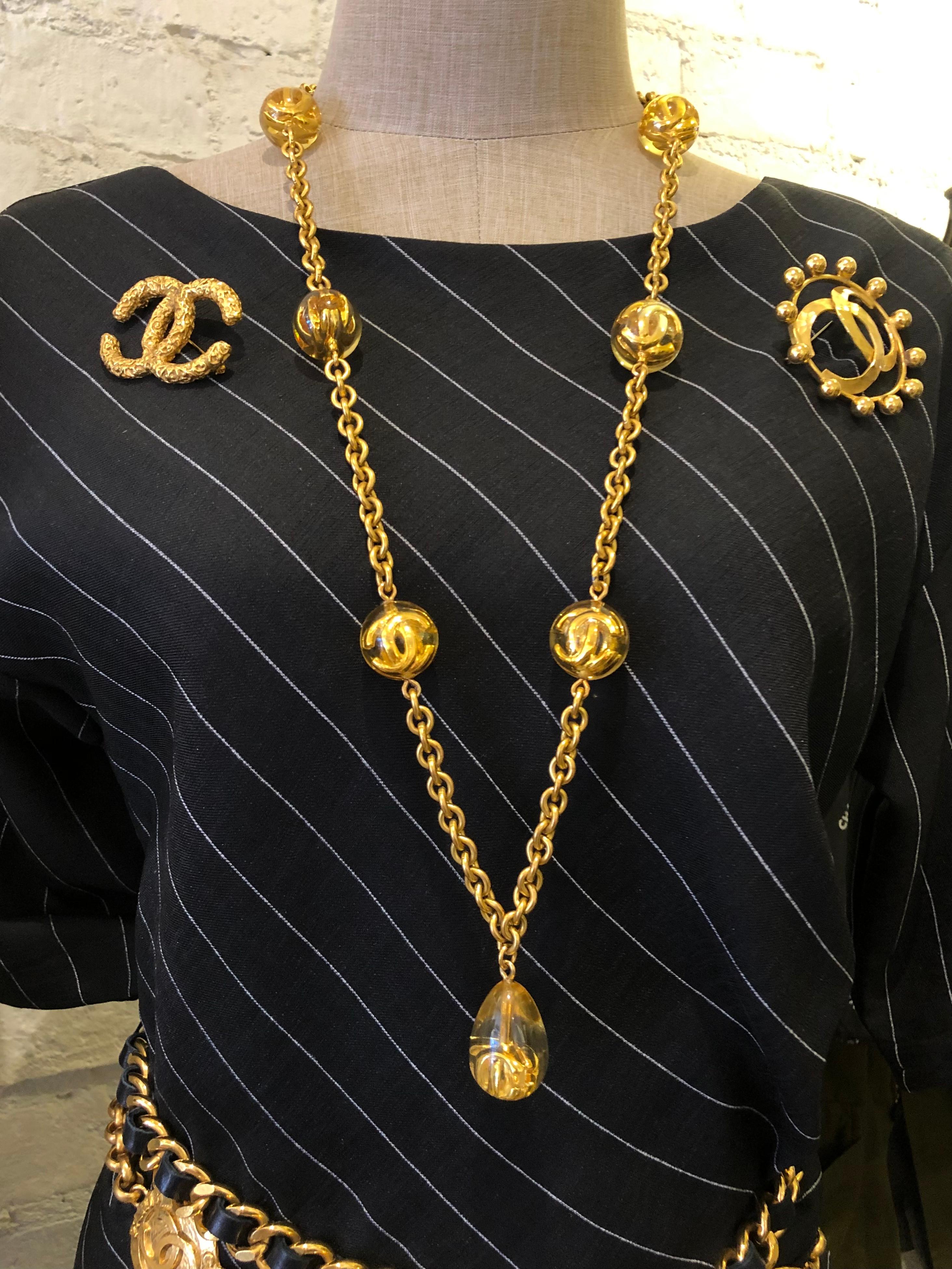 1980s Vintage CHANEL Gold Toned Resin Marble Chain Necklace  For Sale 5