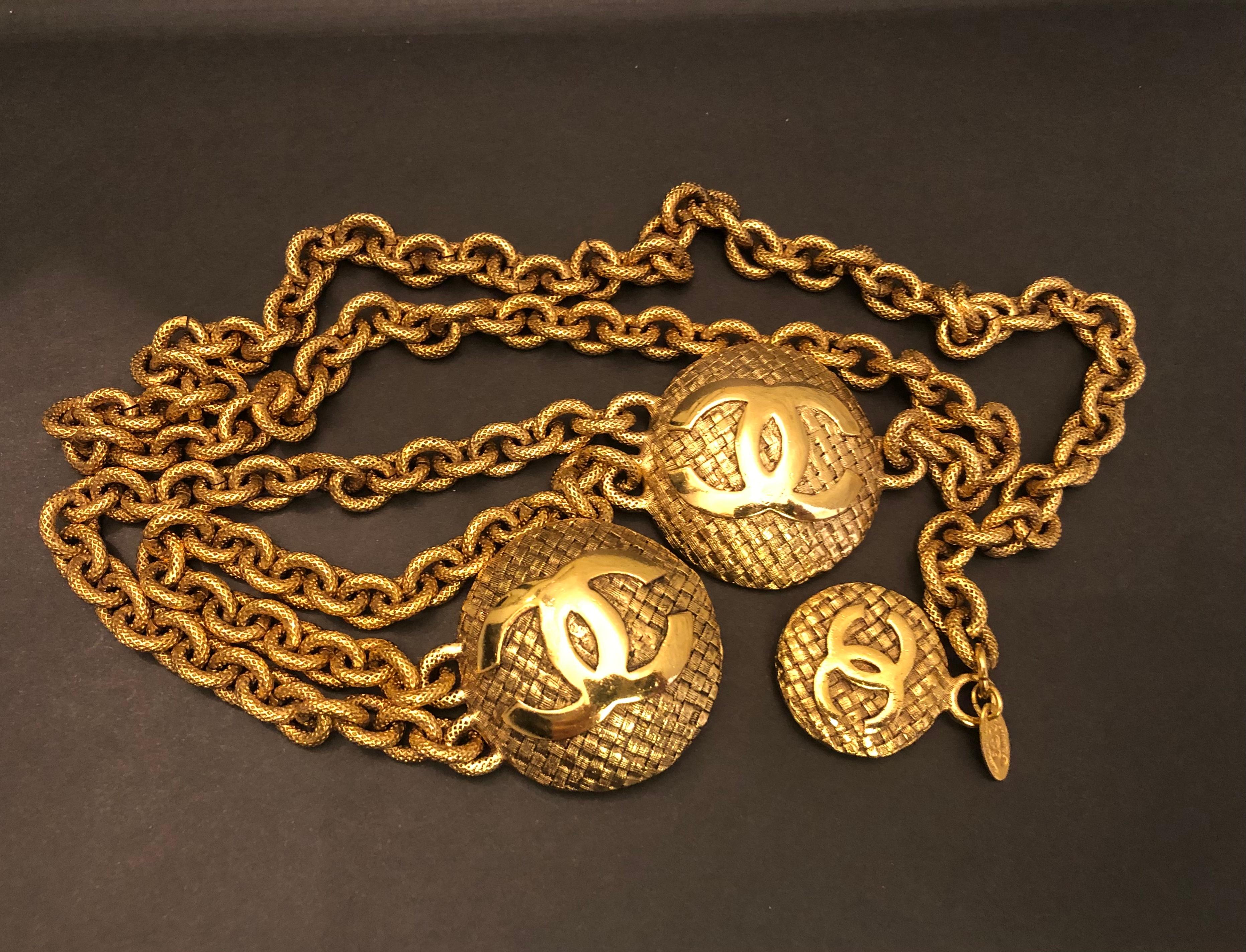 Cette ceinture CHANEL vintage est faite de chaînes texturées dorées et comporte deux médaillons CC en tweed et une breloque CC en tweed. Fermeture à crochet réglable. La chaîne mesure environ 87 cm. Les médaillons mesurent 4 cm et 2,6 cm. Estampillé