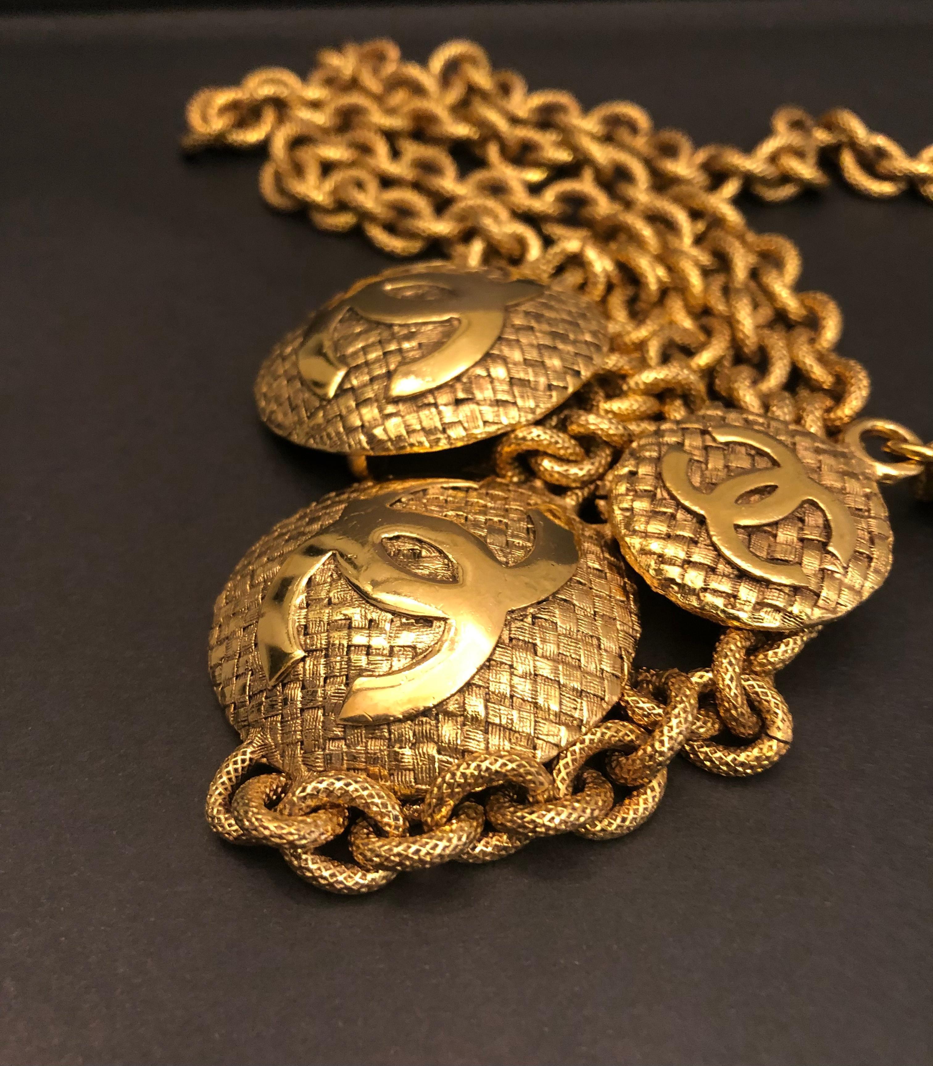 1980s Vintage CHANEL Gold Toned Tweed Medallion Chain Belt  In Good Condition For Sale In Bangkok, TH