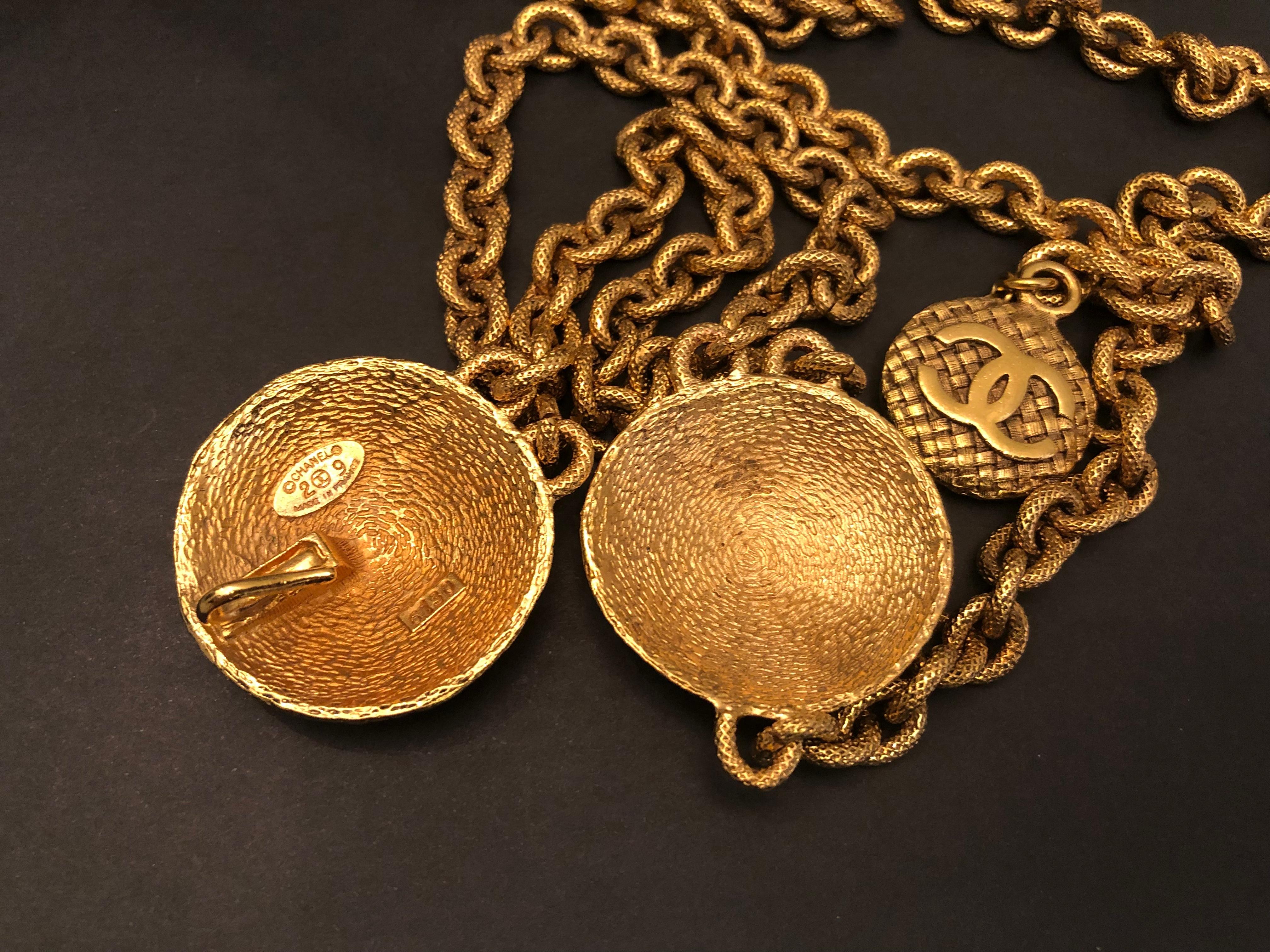 Ceinture à chaîne médaillon en tweed doré CHANEL des années 1980  Pour femmes en vente