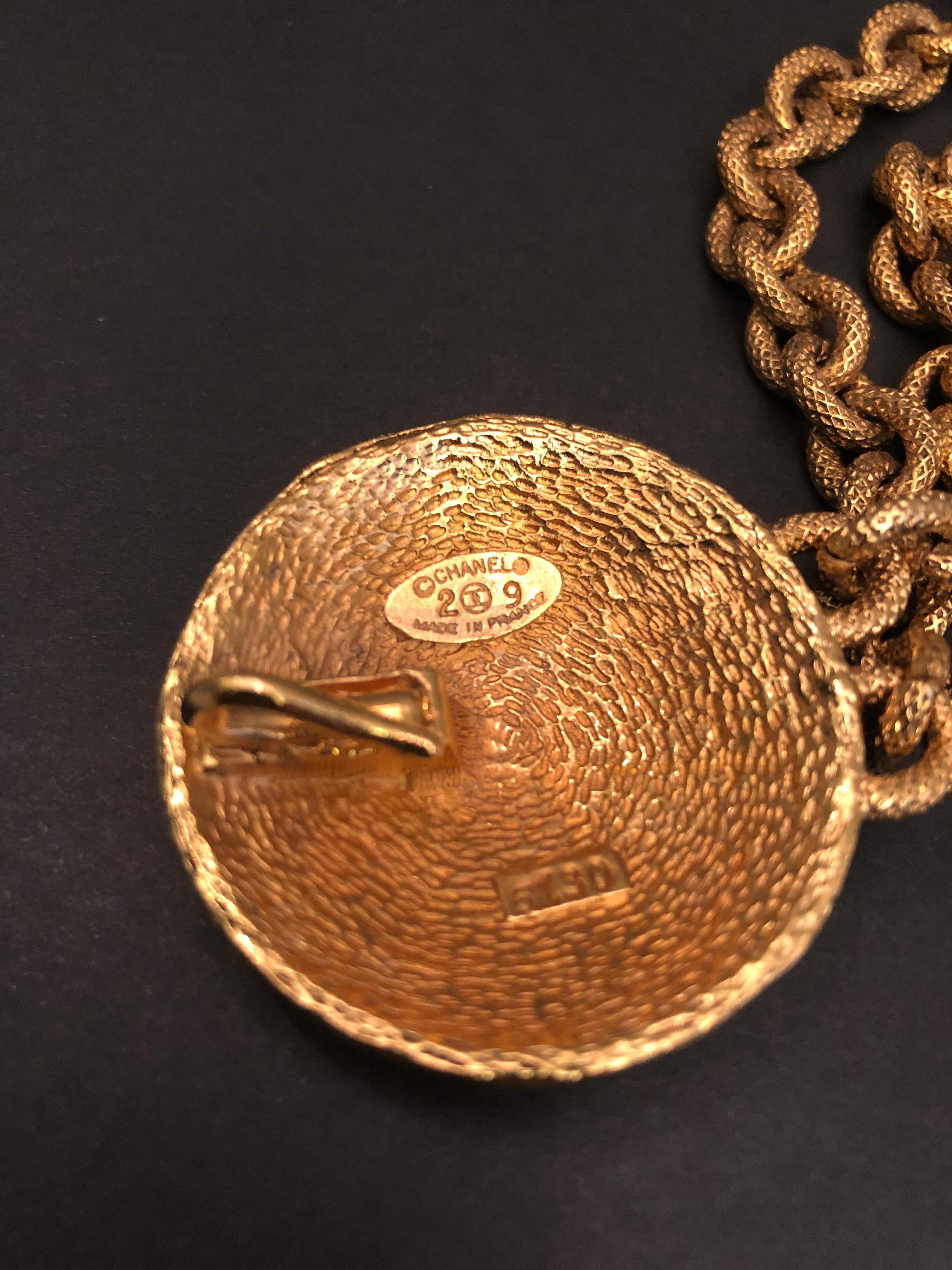 Ceinture à chaîne médaillon en tweed doré CHANEL des années 1980  en vente 2
