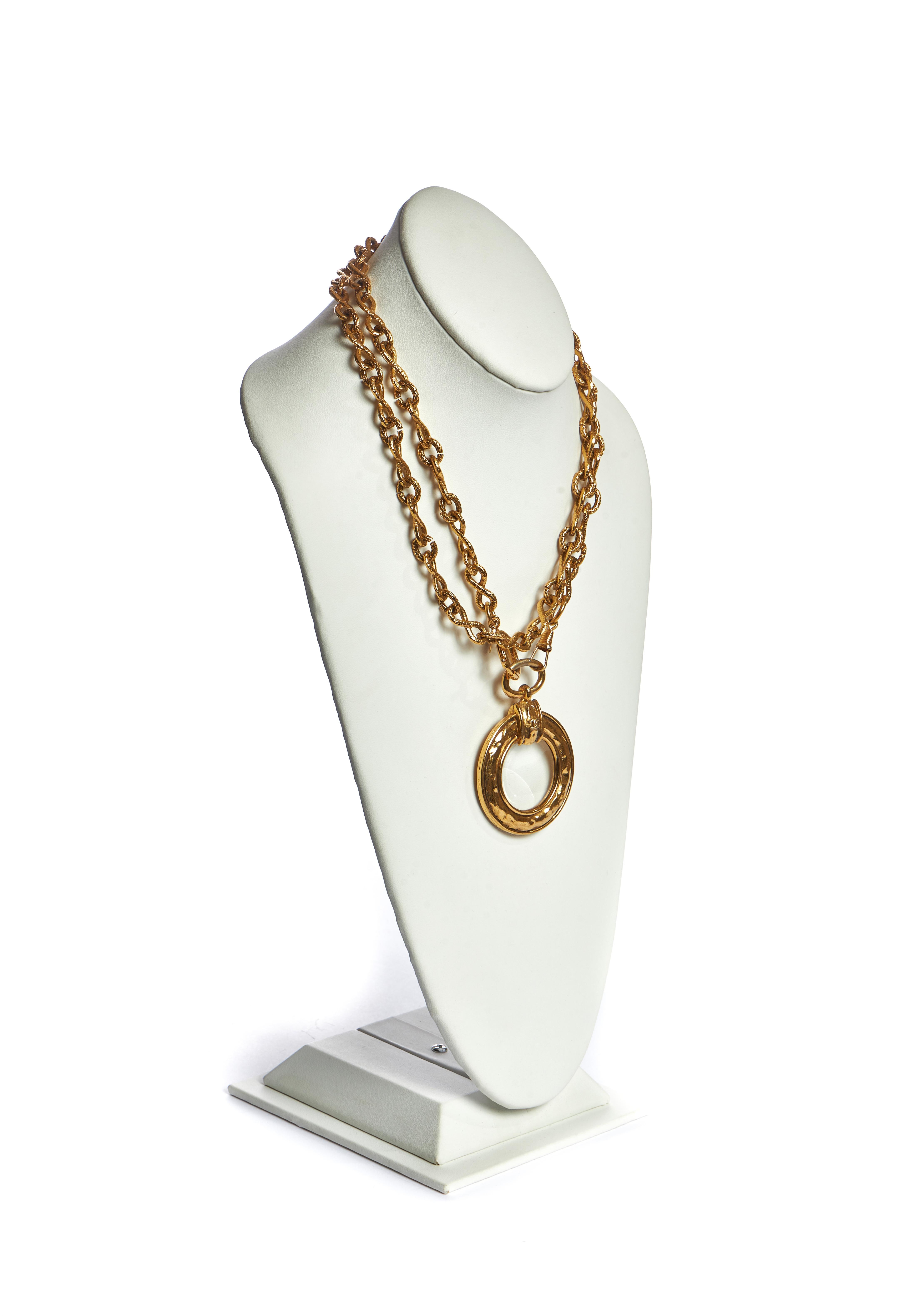1980er Jahre Vintage Chanel gehämmerte Vergrößerungs-Halskette im Zustand „Gut“ im Angebot in West Hollywood, CA