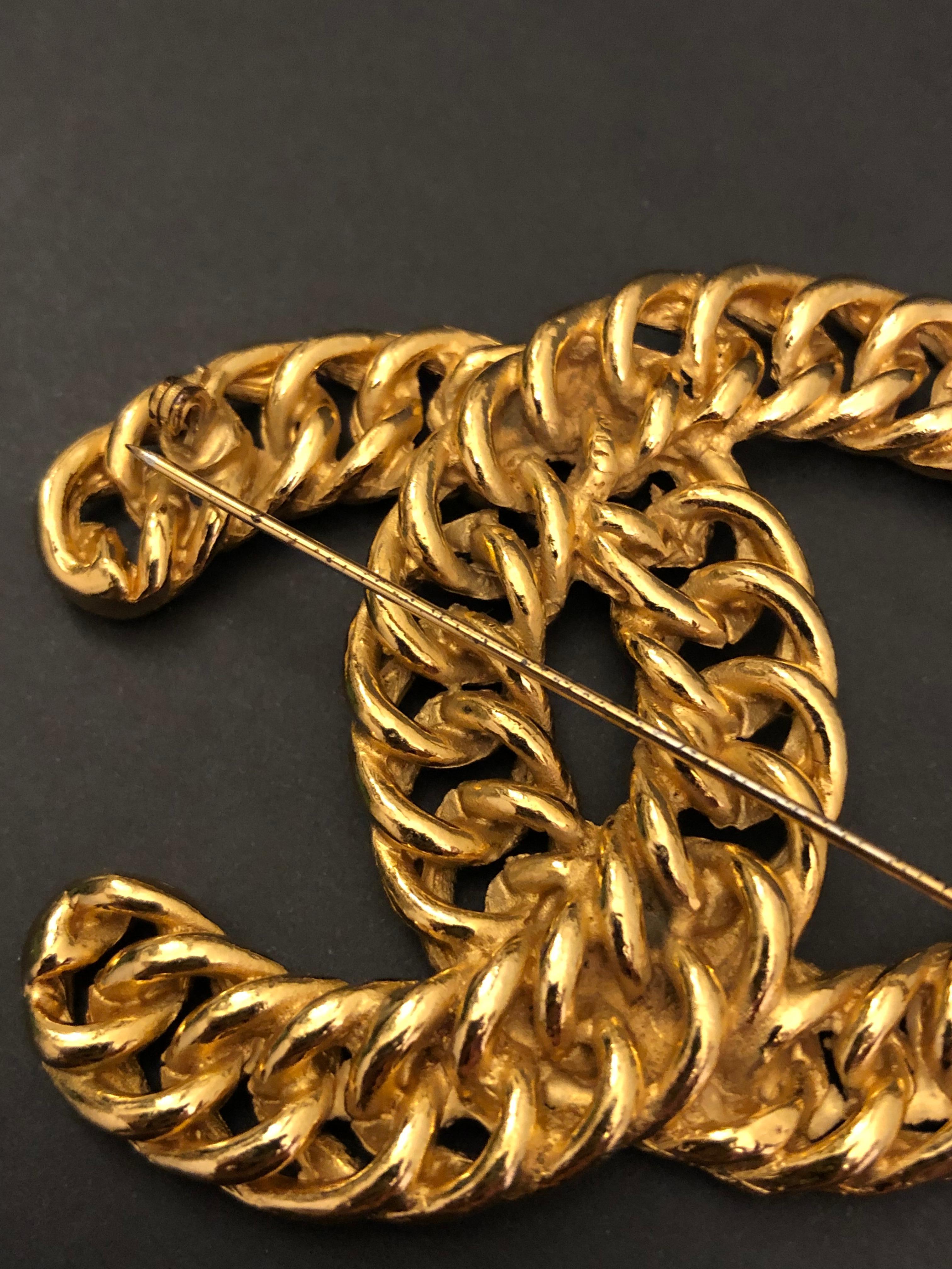 1980s Vintage CHANEL Massive Gold Toned CC Chain Brooch 3