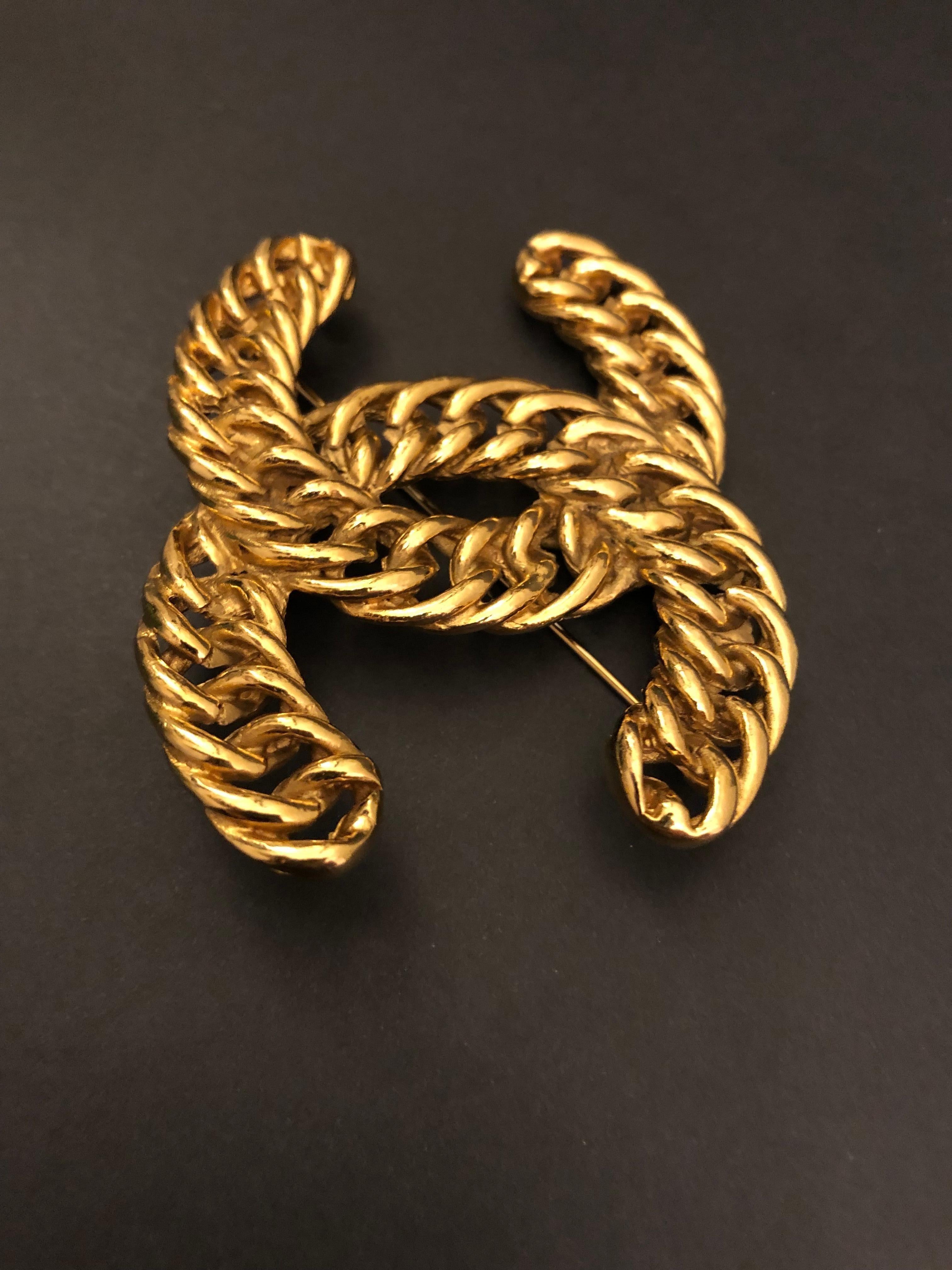 1980s Vintage CHANEL Massive Gold Toned CC Chain Brooch In Good Condition In Bangkok, TH