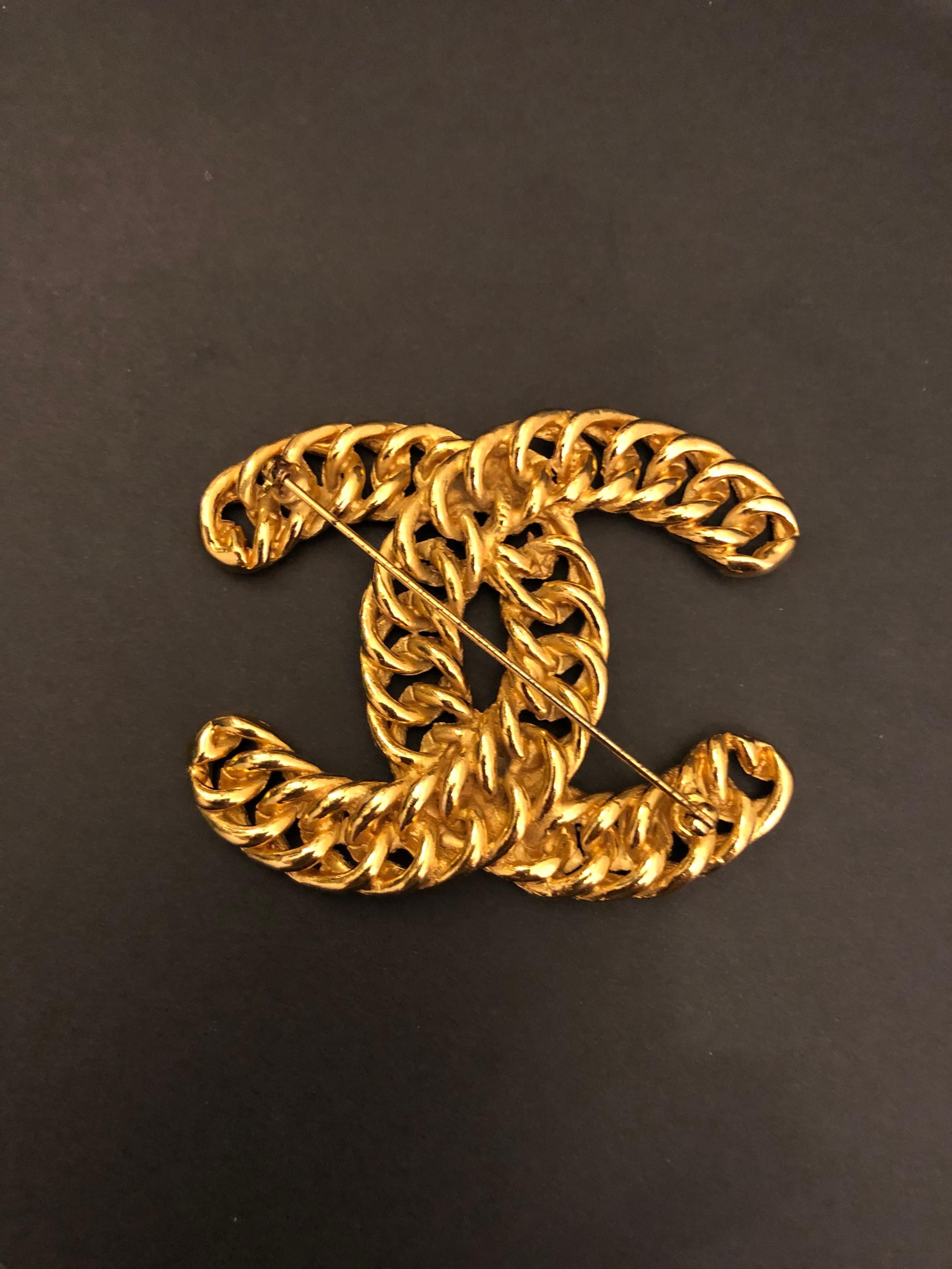 Women's or Men's 1980s Vintage CHANEL Massive Gold Toned CC Chain Brooch