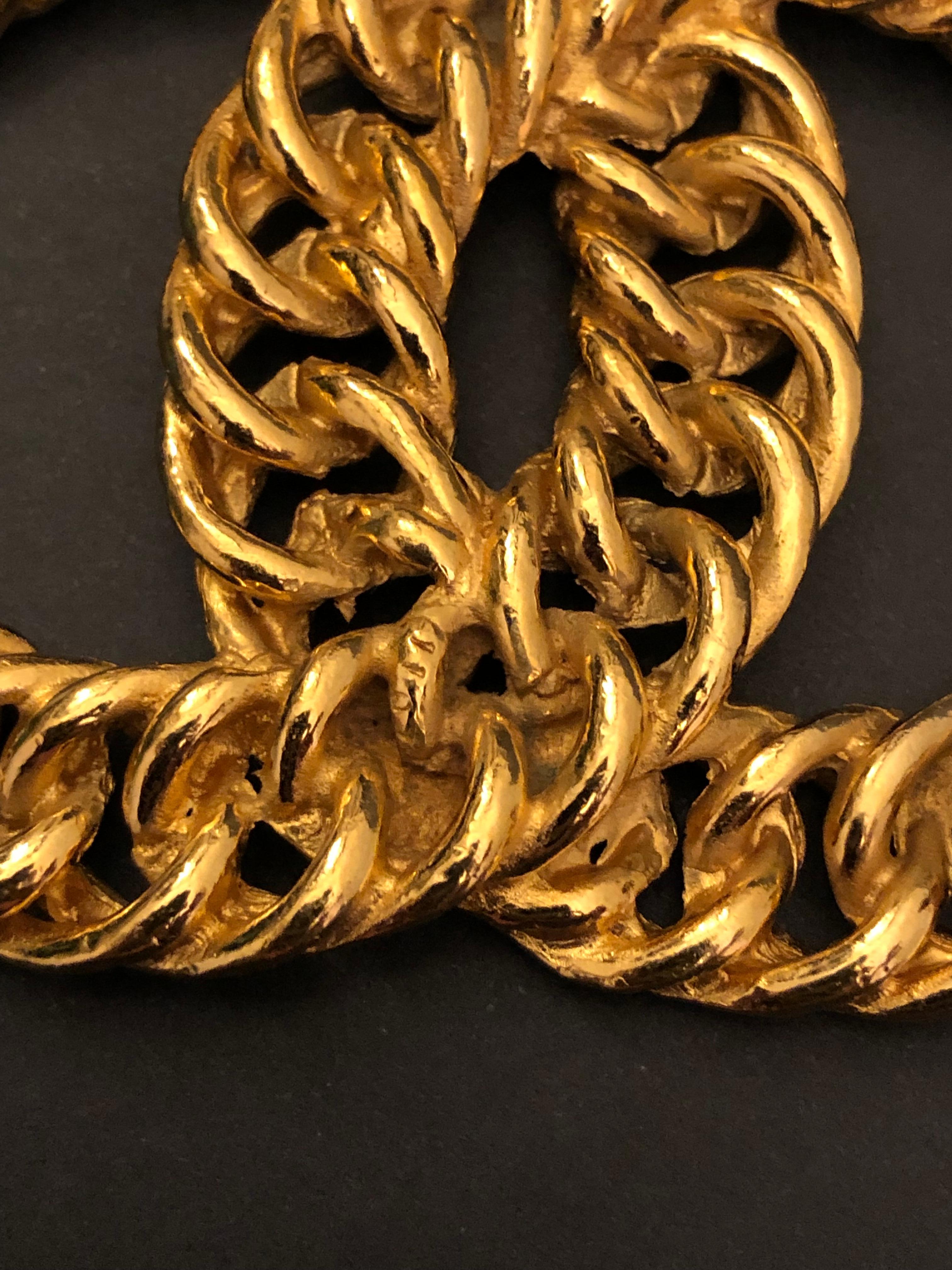 1980s Vintage CHANEL Massive Gold Toned CC Chain Brooch 2