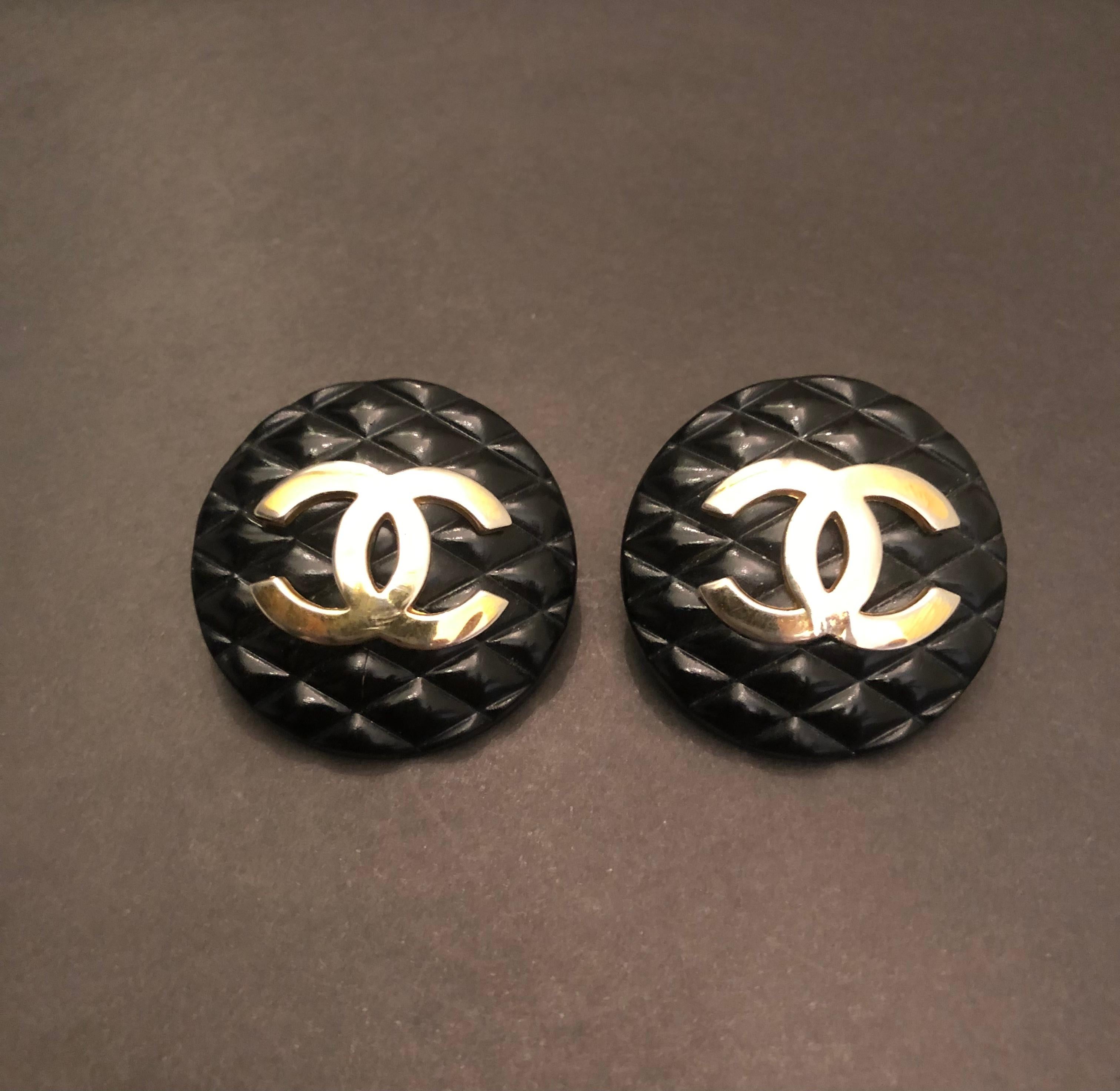 Vintage CHANEL Jumbo Quilted Resin Button Earrings Black Gold In Fair Condition In Bangkok, TH