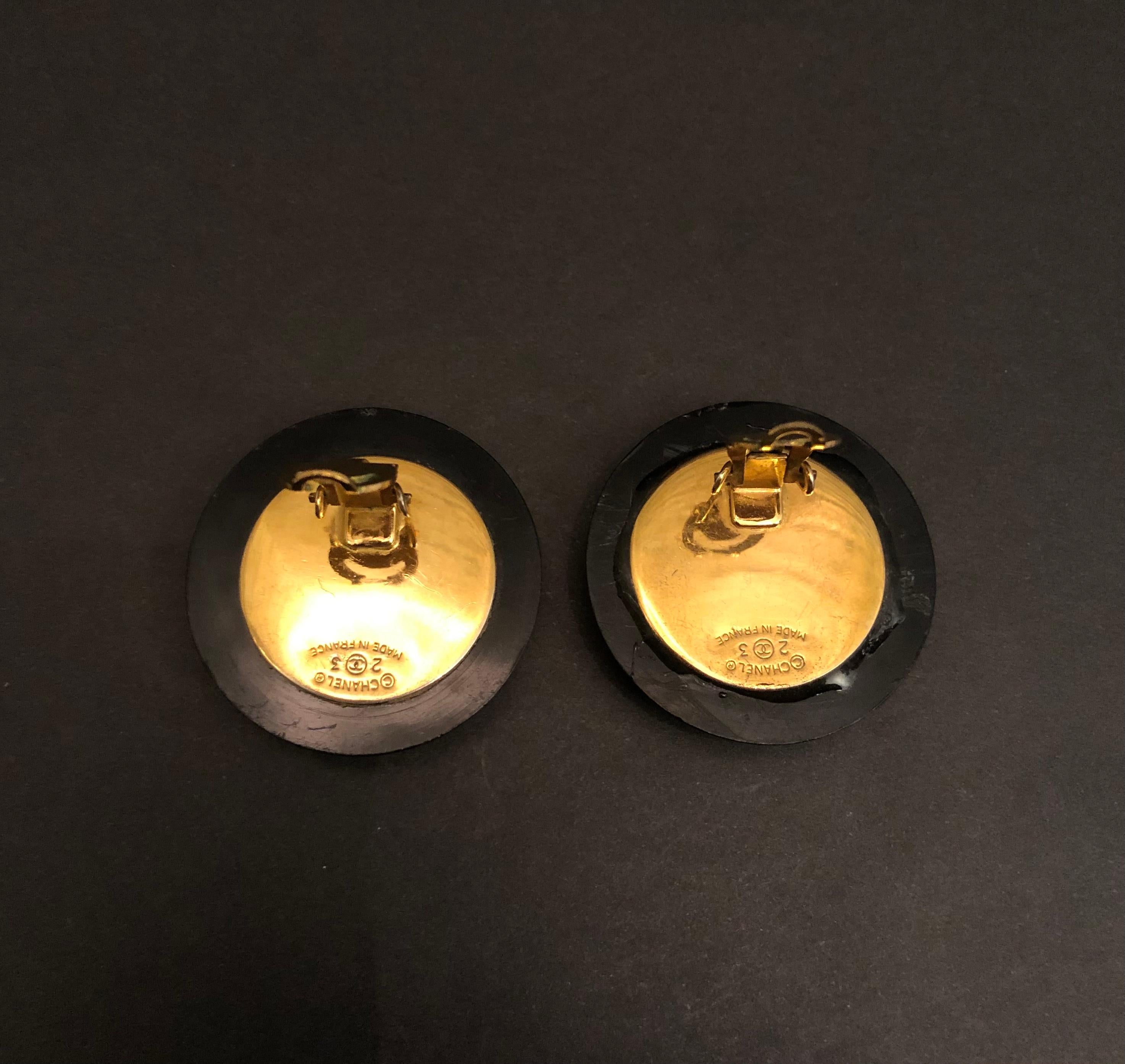 Vintage CHANEL Jumbo Quilted Resin Button Earrings Black Gold 1