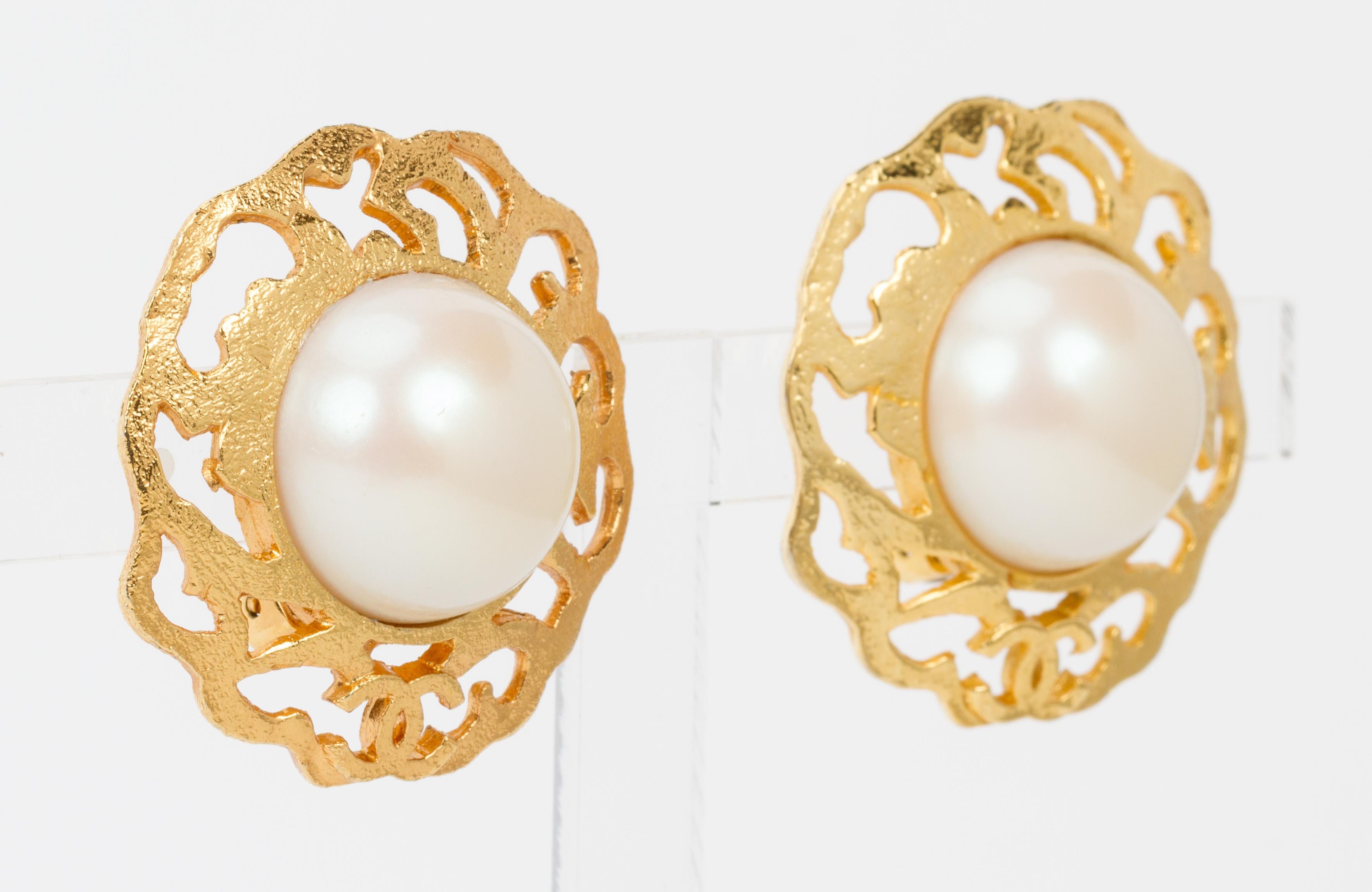 1980''s Vintage Chanel Große Gold- und Perlen-Clip-Ohrringe Damen im Angebot
