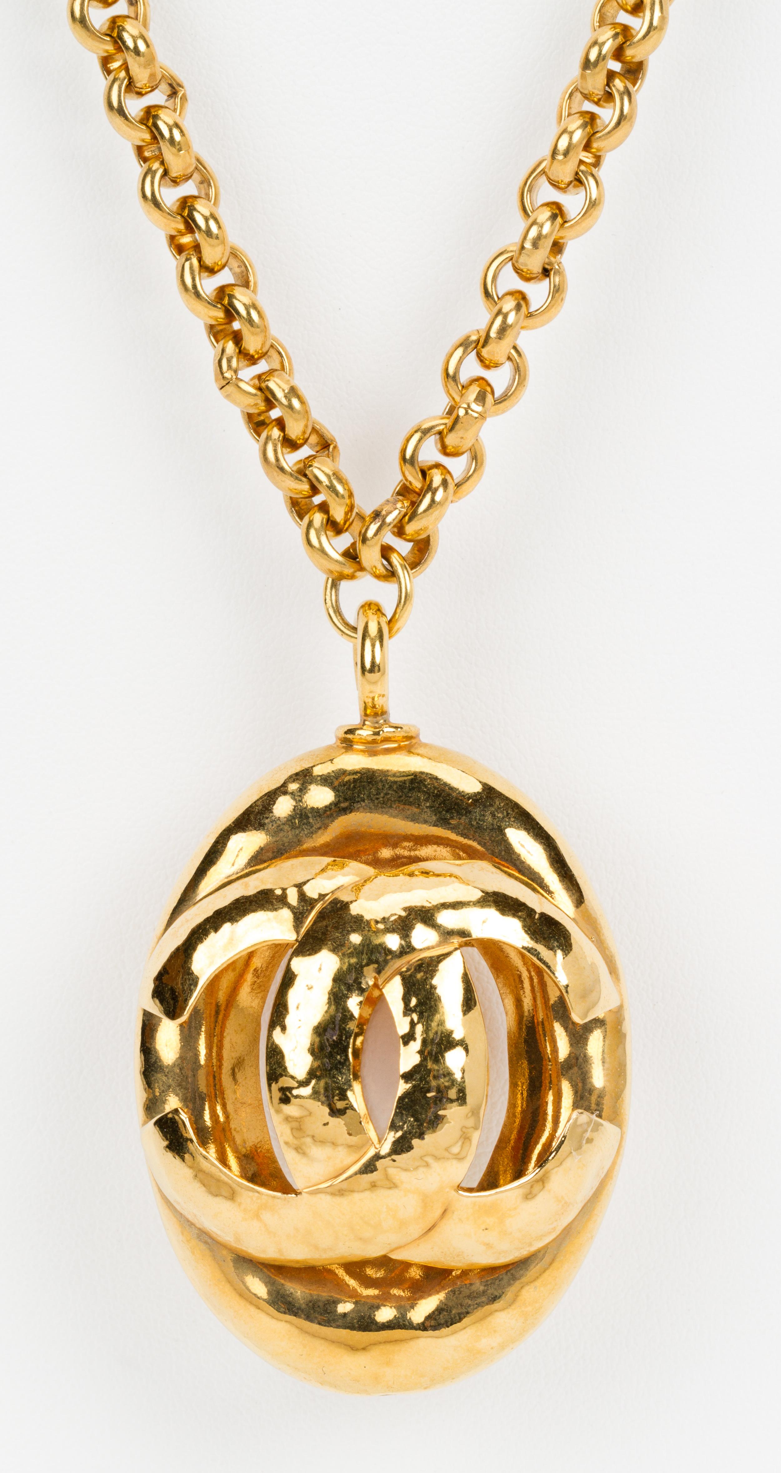 1980's Vintage Chanel Large Oval CC Logo Pendant Gold Necklace In Excellent Condition In West Hollywood, CA